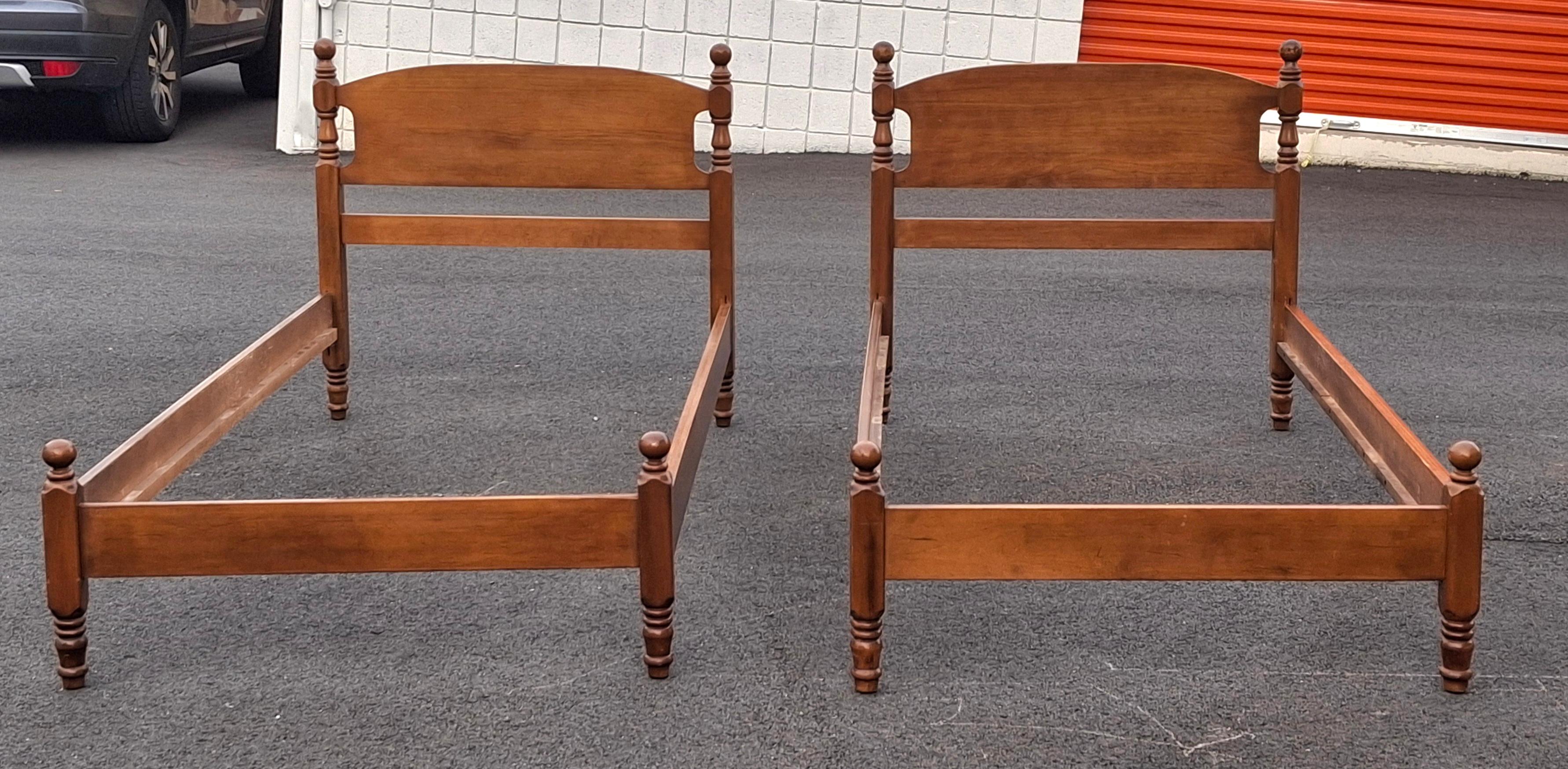 20ième siècle Paire de cadres de lit en érable classique américain du milieu du siècle en vente