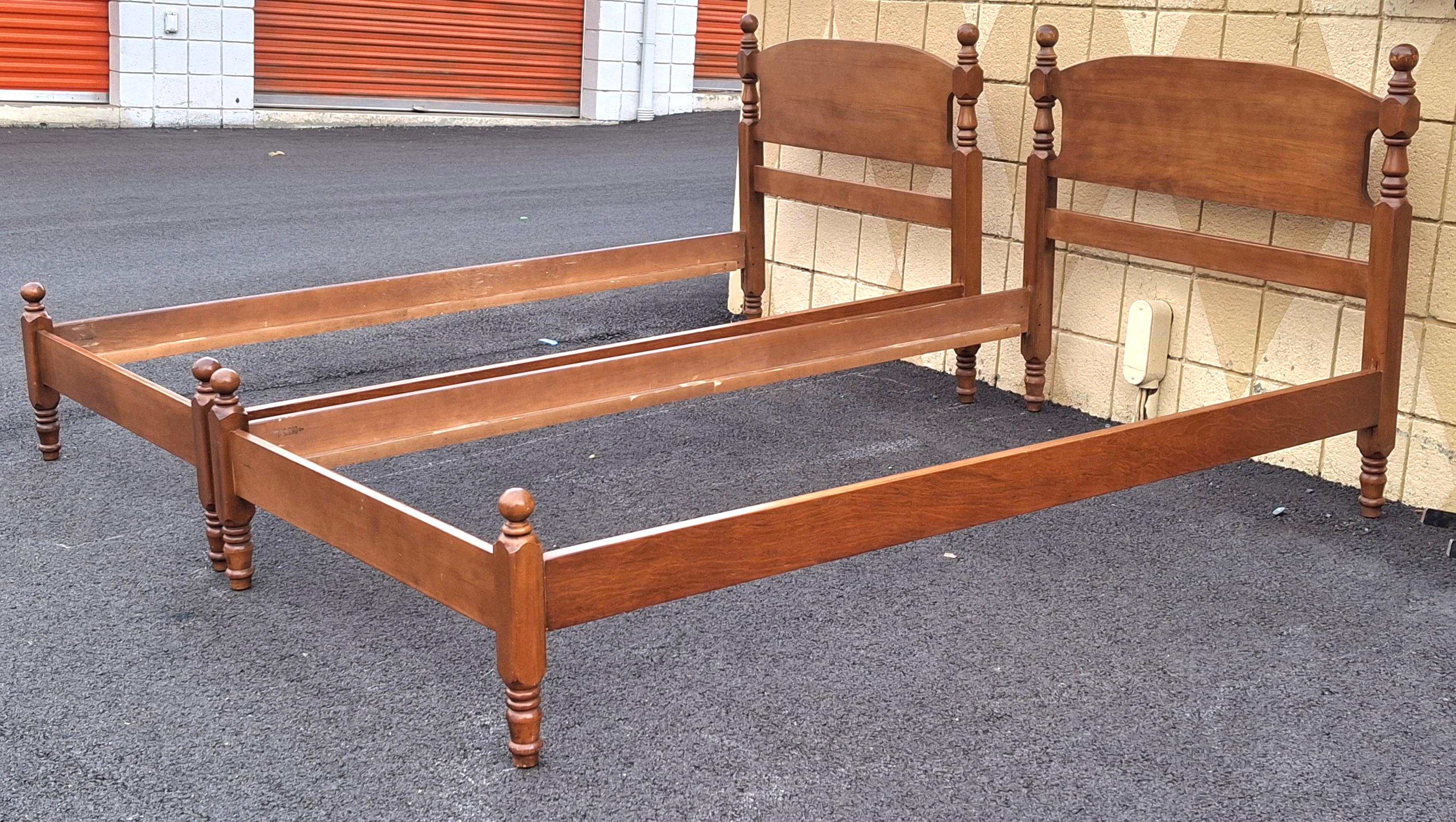 Érable Paire de cadres de lit en érable classique américain du milieu du siècle en vente