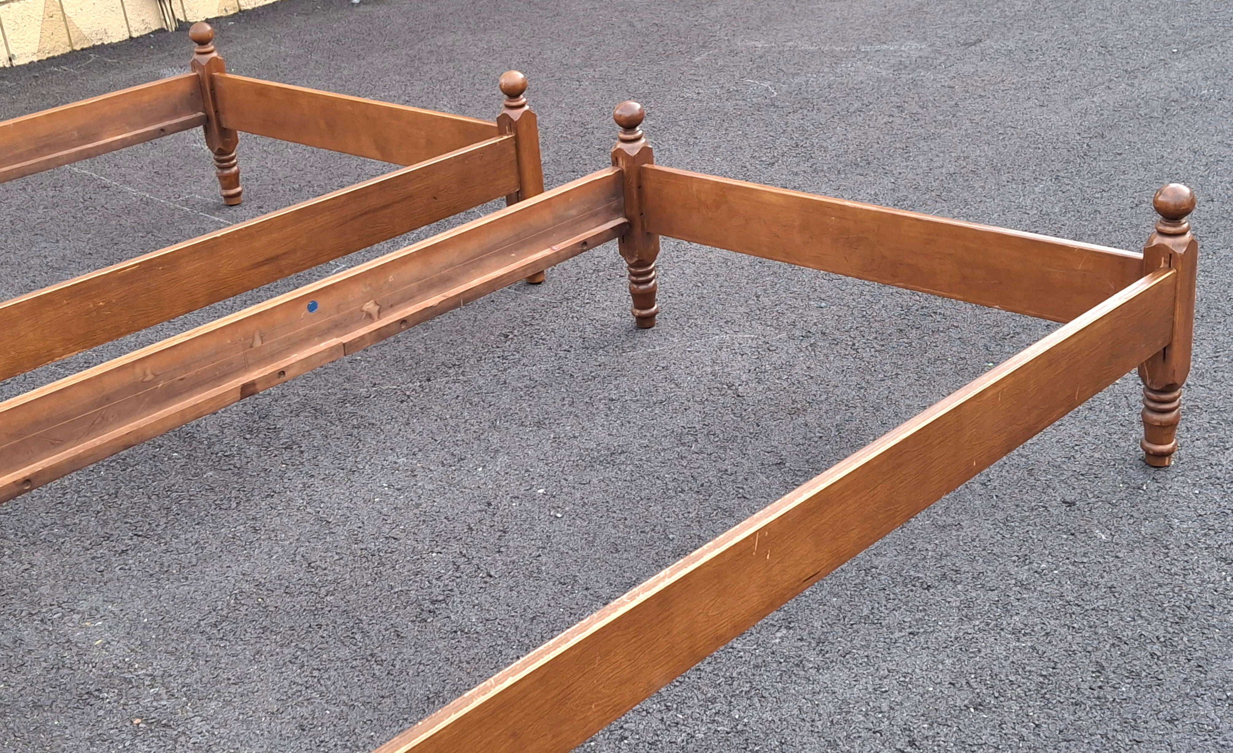 Paire de cadres de lit en érable classique américain du milieu du siècle en vente 1