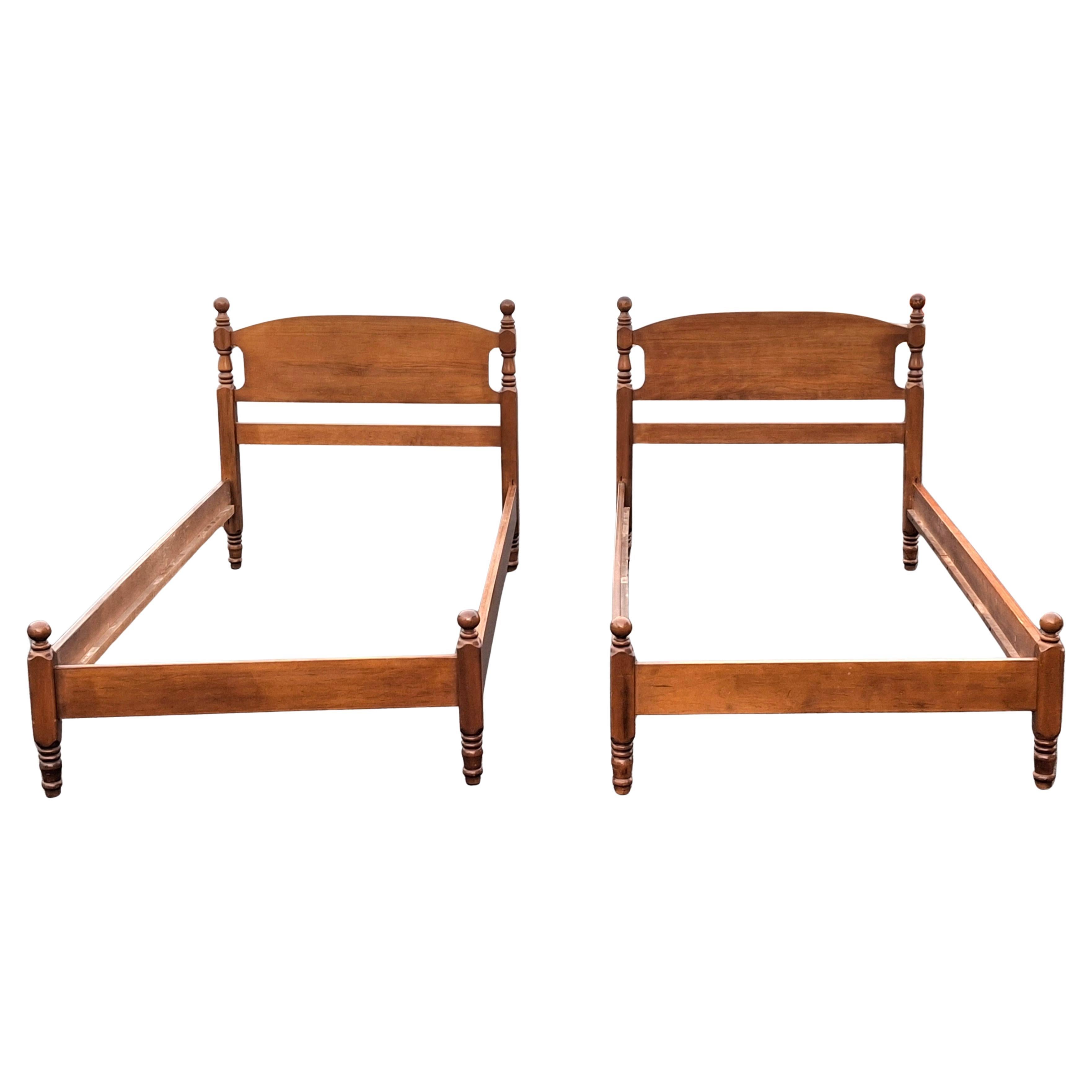 Paire de cadres de lit en érable classique américain du milieu du siècle