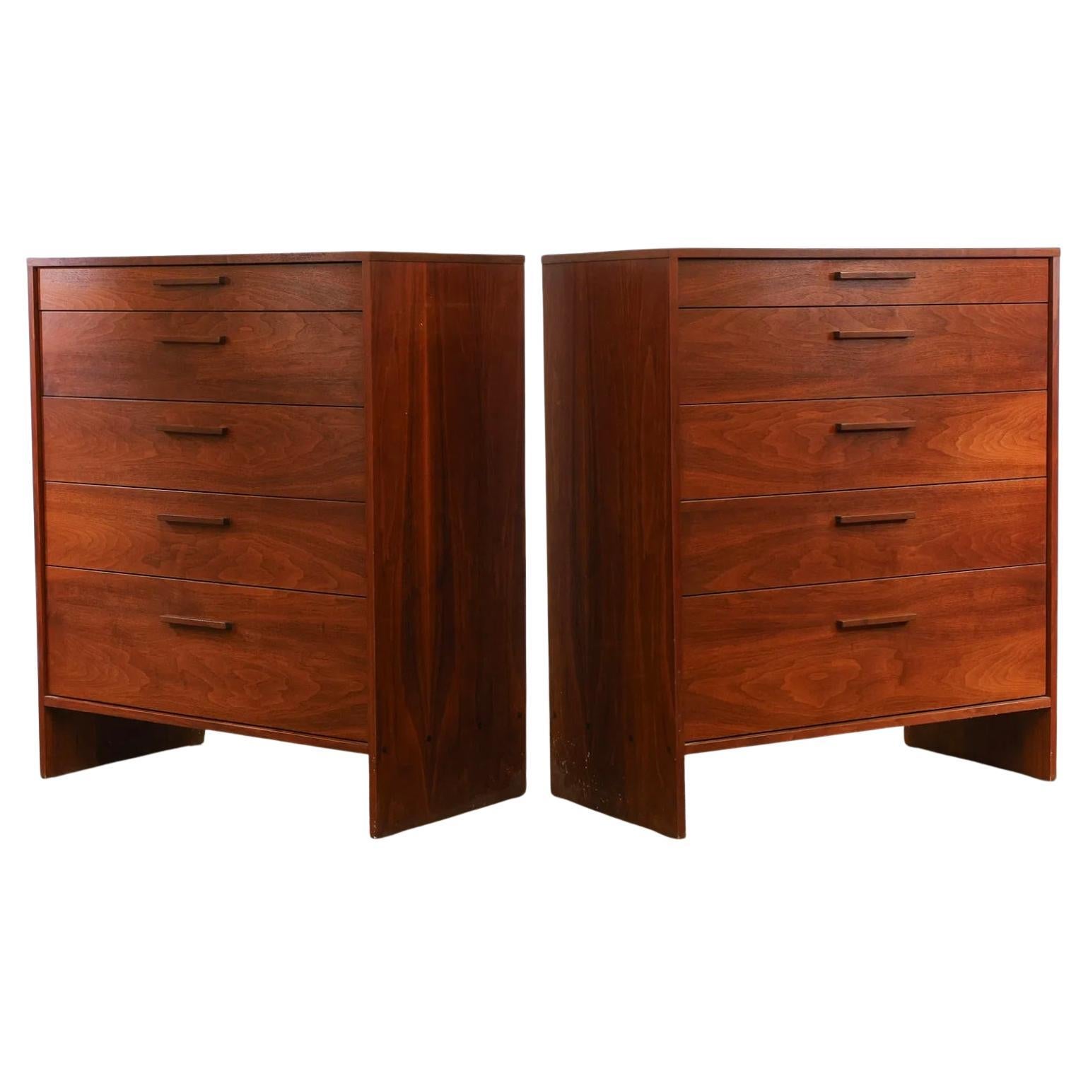 Pair Mid century American Studio Craft Walnut Dressers by Richard Artschwager (Moderne der Mitte des Jahrhunderts) im Angebot