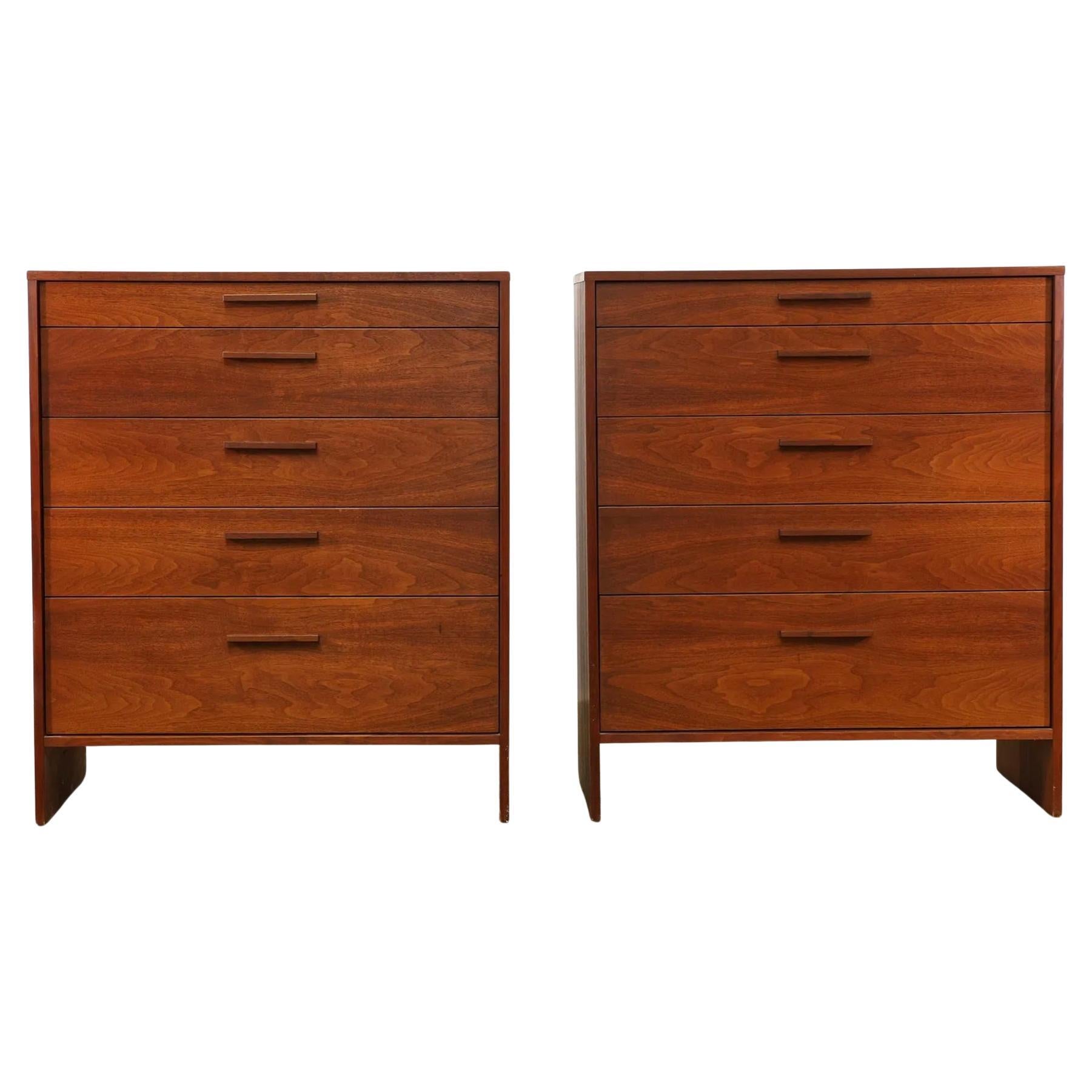 Pair Mid century American Studio Craft Walnut Dressers by Richard Artschwager im Zustand „Gut“ im Angebot in Brooklyn, NY