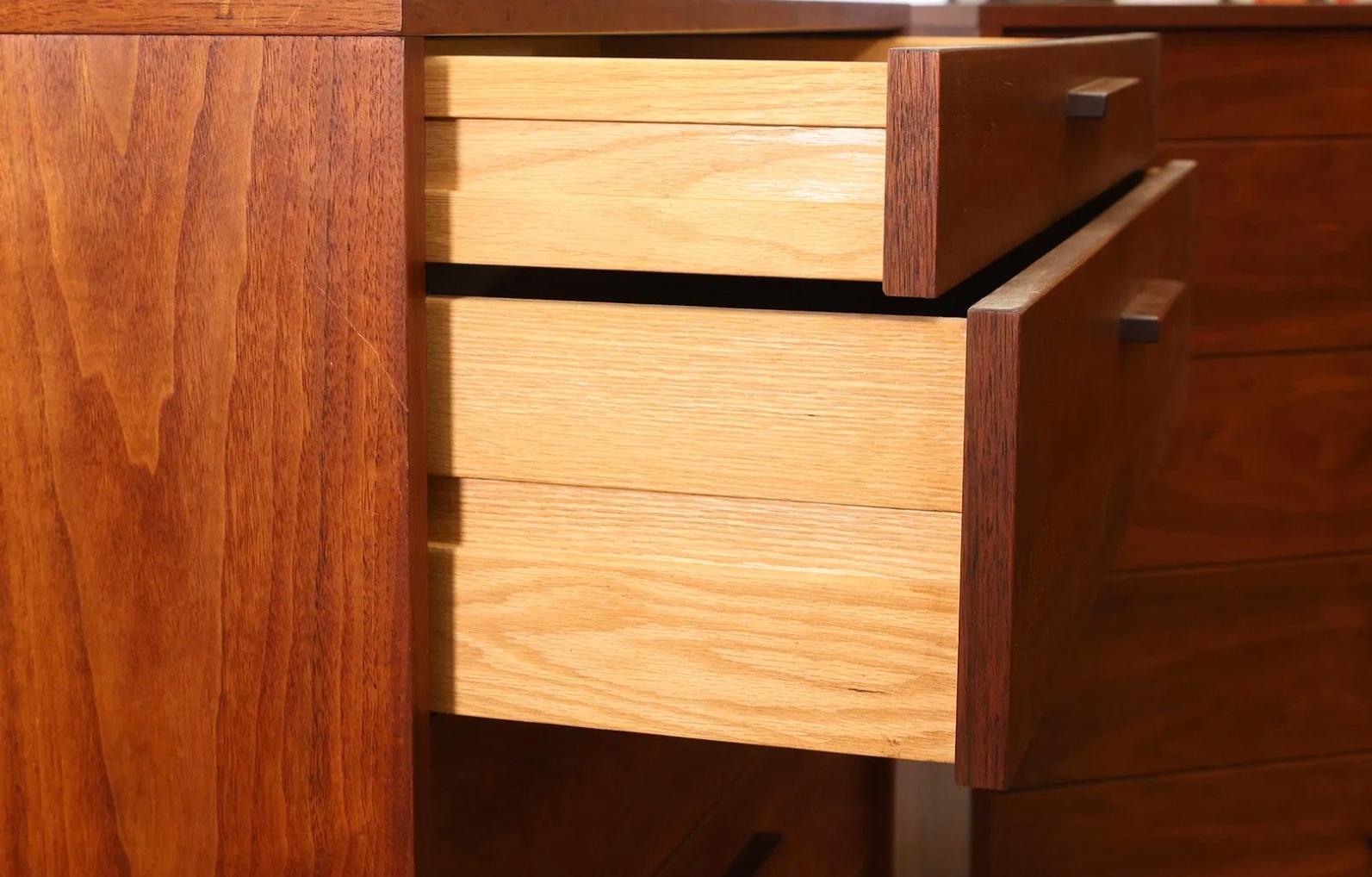 Pair Mid century American Studio Craft Walnut Dressers by Richard Artschwager (Mitte des 20. Jahrhunderts) im Angebot