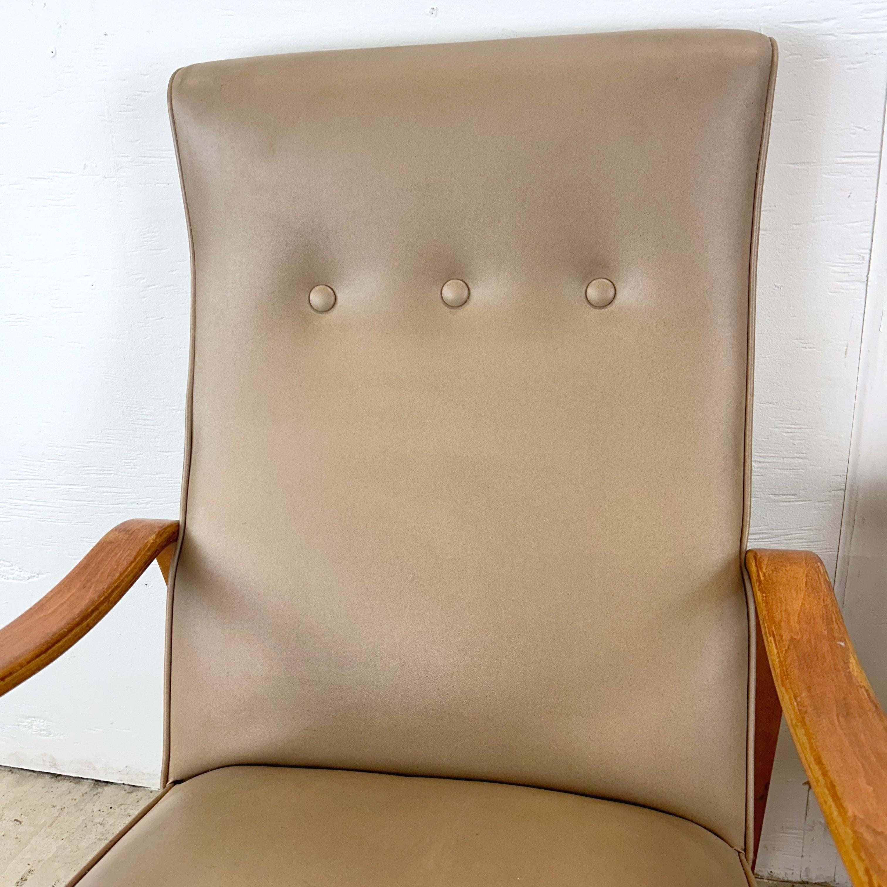 Paire de fauteuils du milieu du siècle d'après Thonet en vente 2