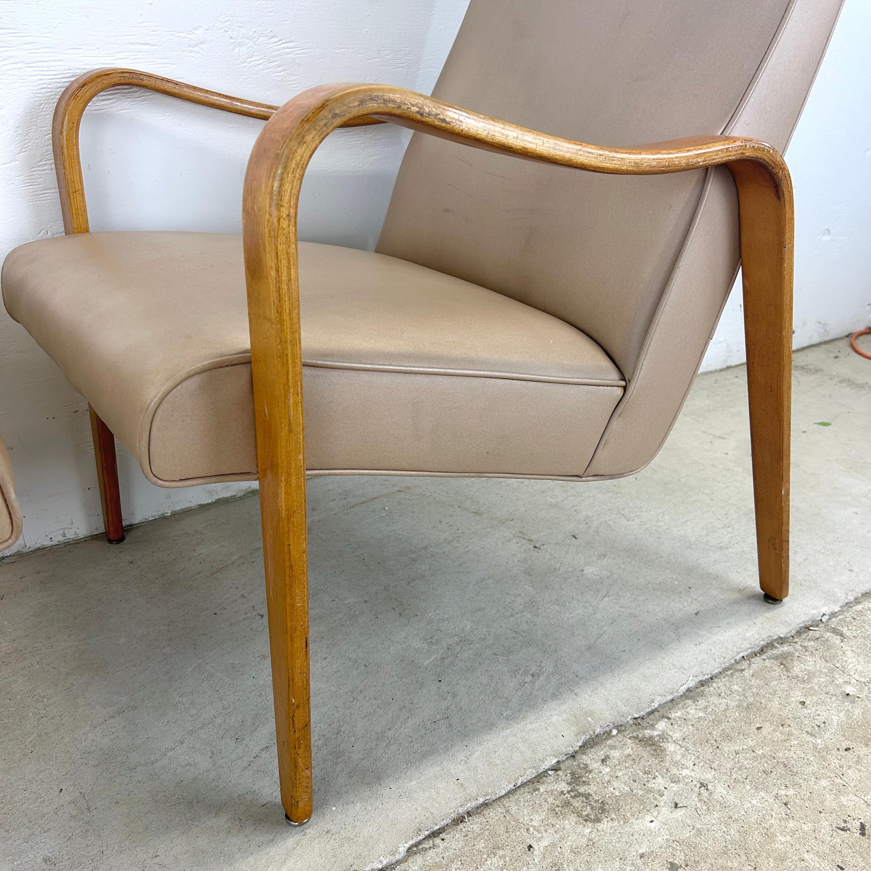 Paire de fauteuils du milieu du siècle d'après Thonet en vente 4