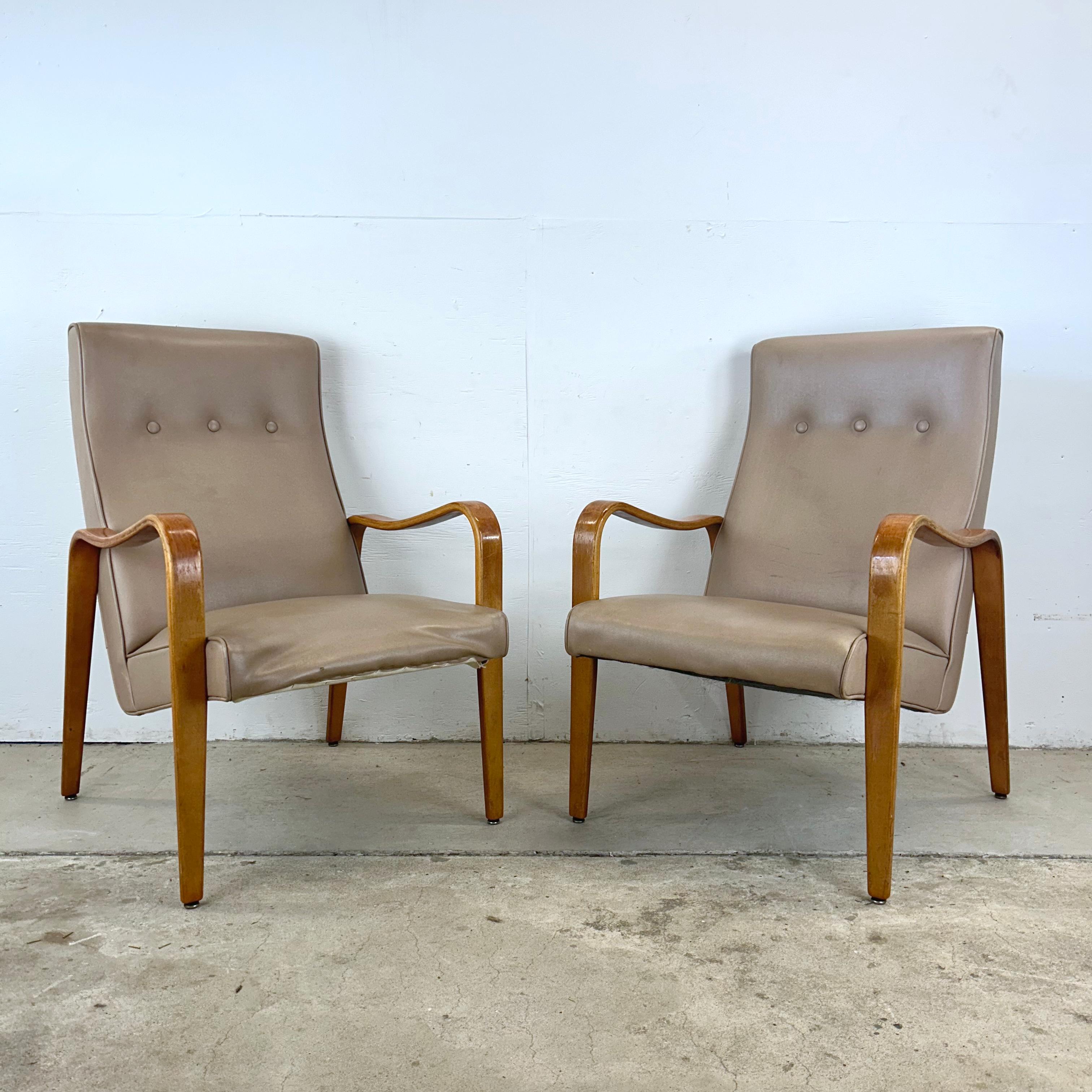 Ajoutez une dose de sophistication moderne du milieu du siècle à votre intérieur avec cette paire de chaises longues vintage de style Thonet. Avec des accoudoirs et des pieds en bois sculpté, ces chaises affichent une silhouette épurée à la fois