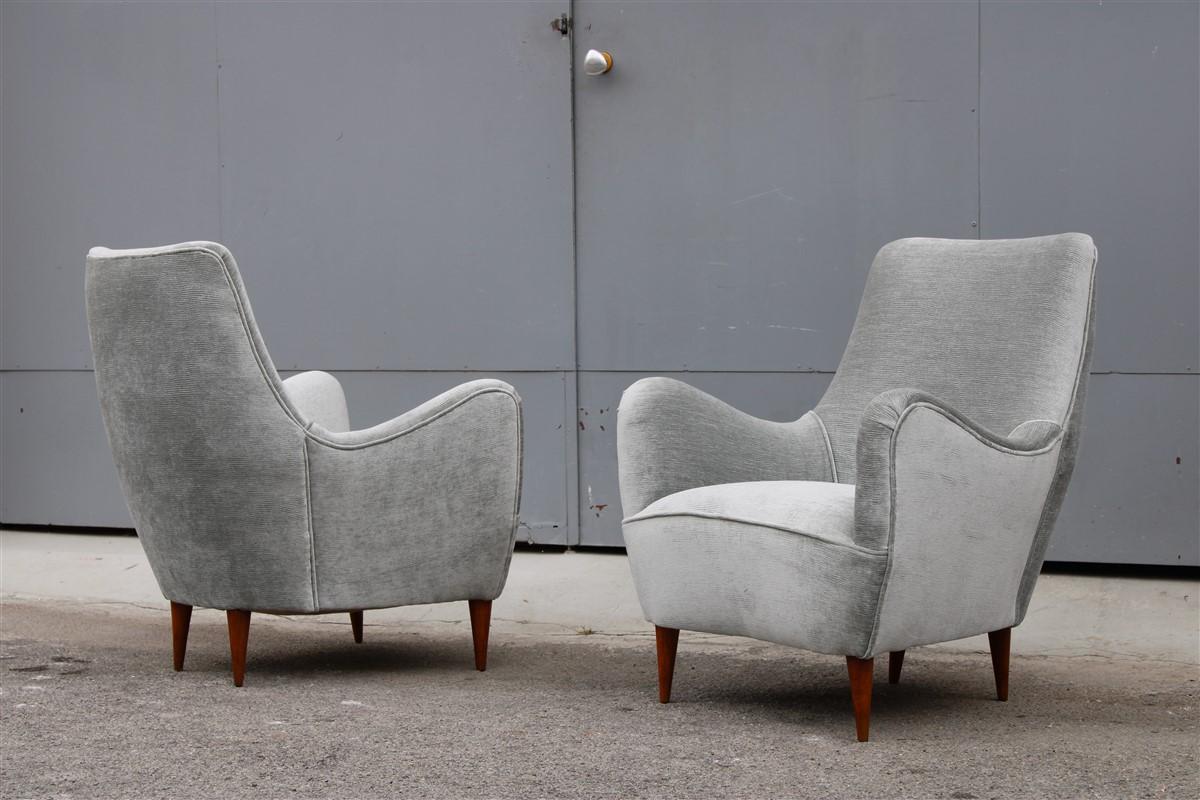 Pair of armchairs of extraordinary elegance and beauty, attributed to the great Italian architect Gio Ponti, the fabric is in high quality Jab velvet, the feet in cone walnut wood.
