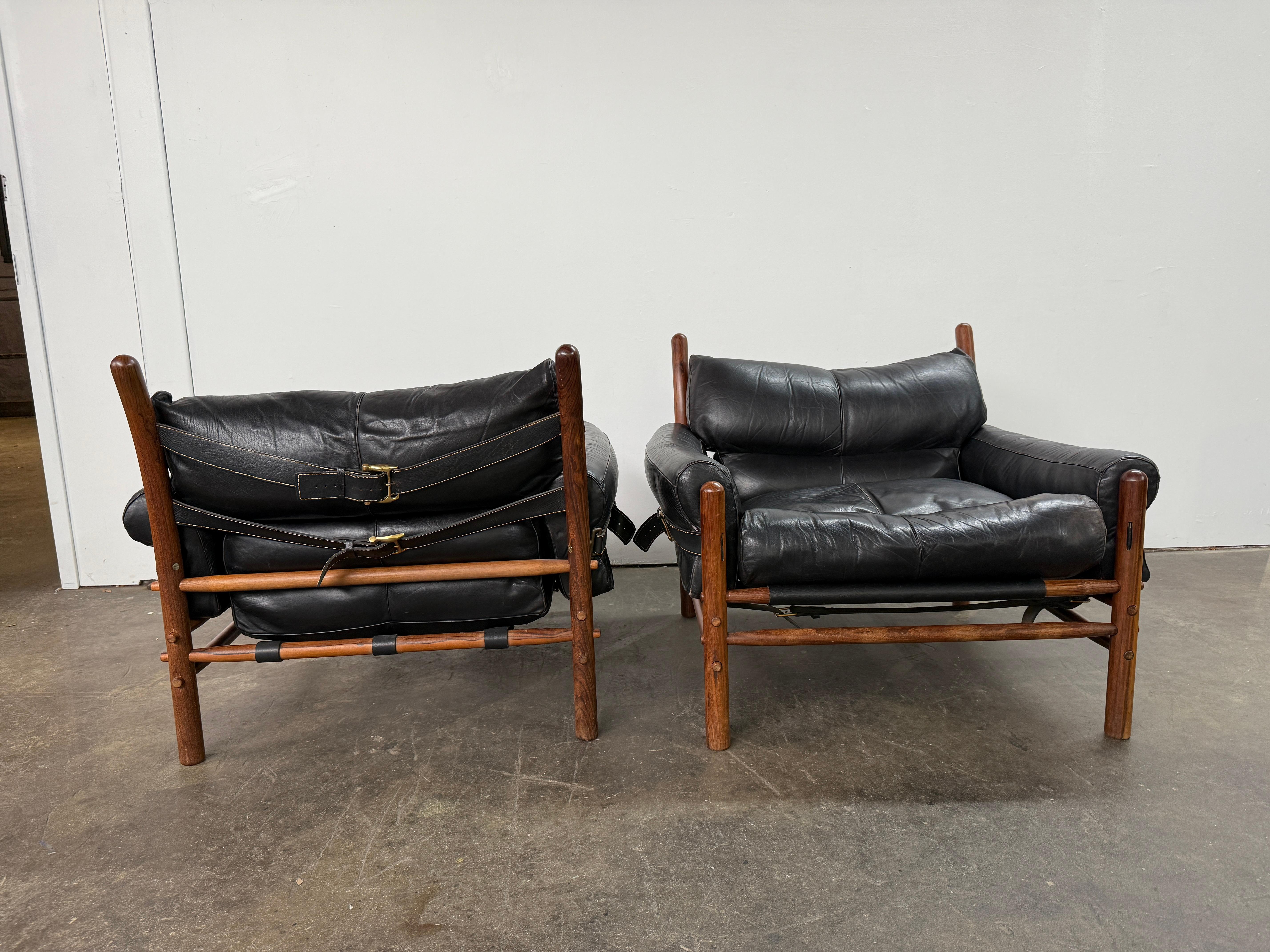 Coppia di sedie Kontiki di metà secolo di Arne Norells, svedese, in pelle nera, con imbracatura. in vendita 2