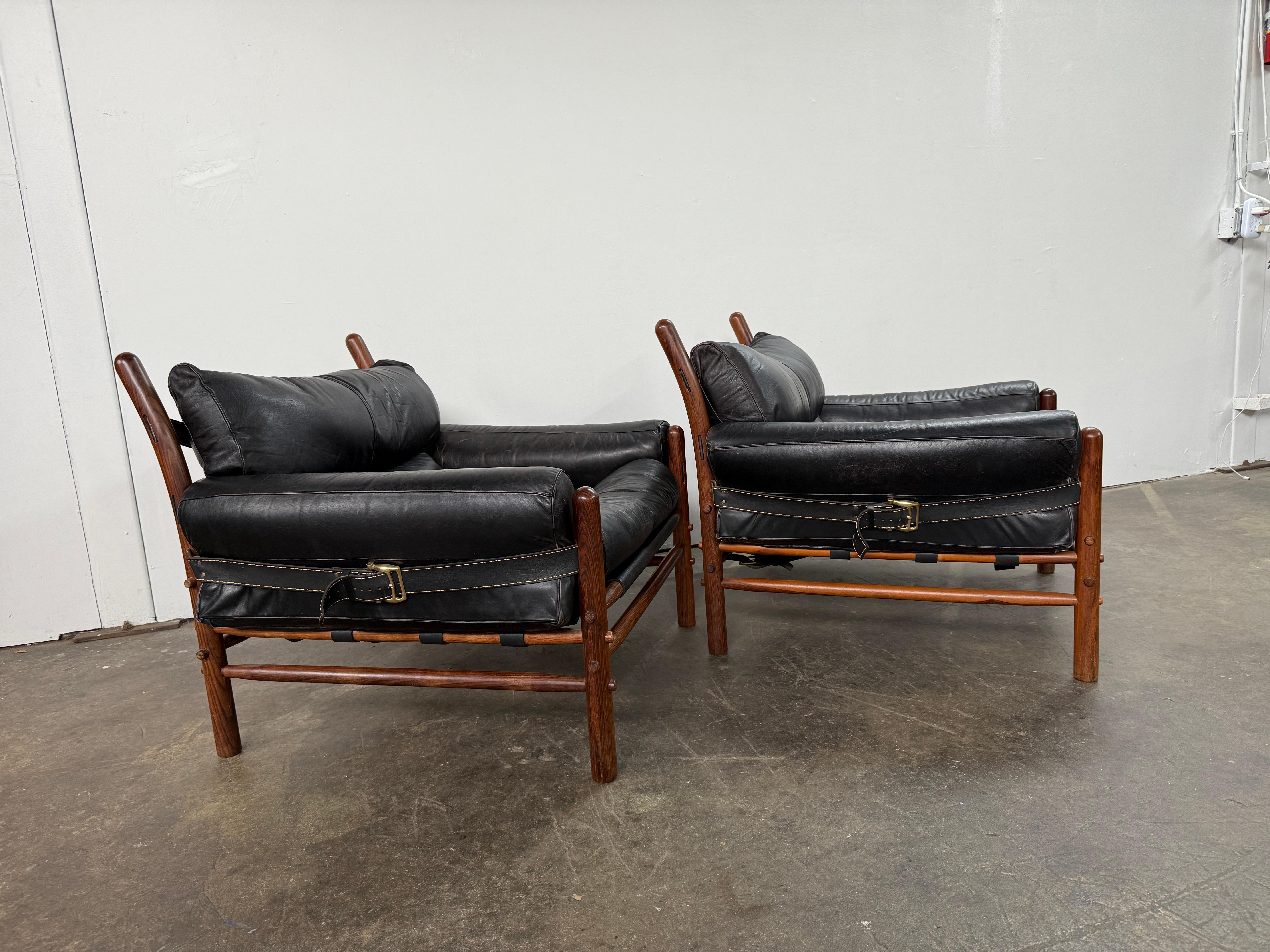 Coppia di sedie Kontiki di metà secolo di Arne Norells, svedese, in pelle nera, con imbracatura. in vendita 3