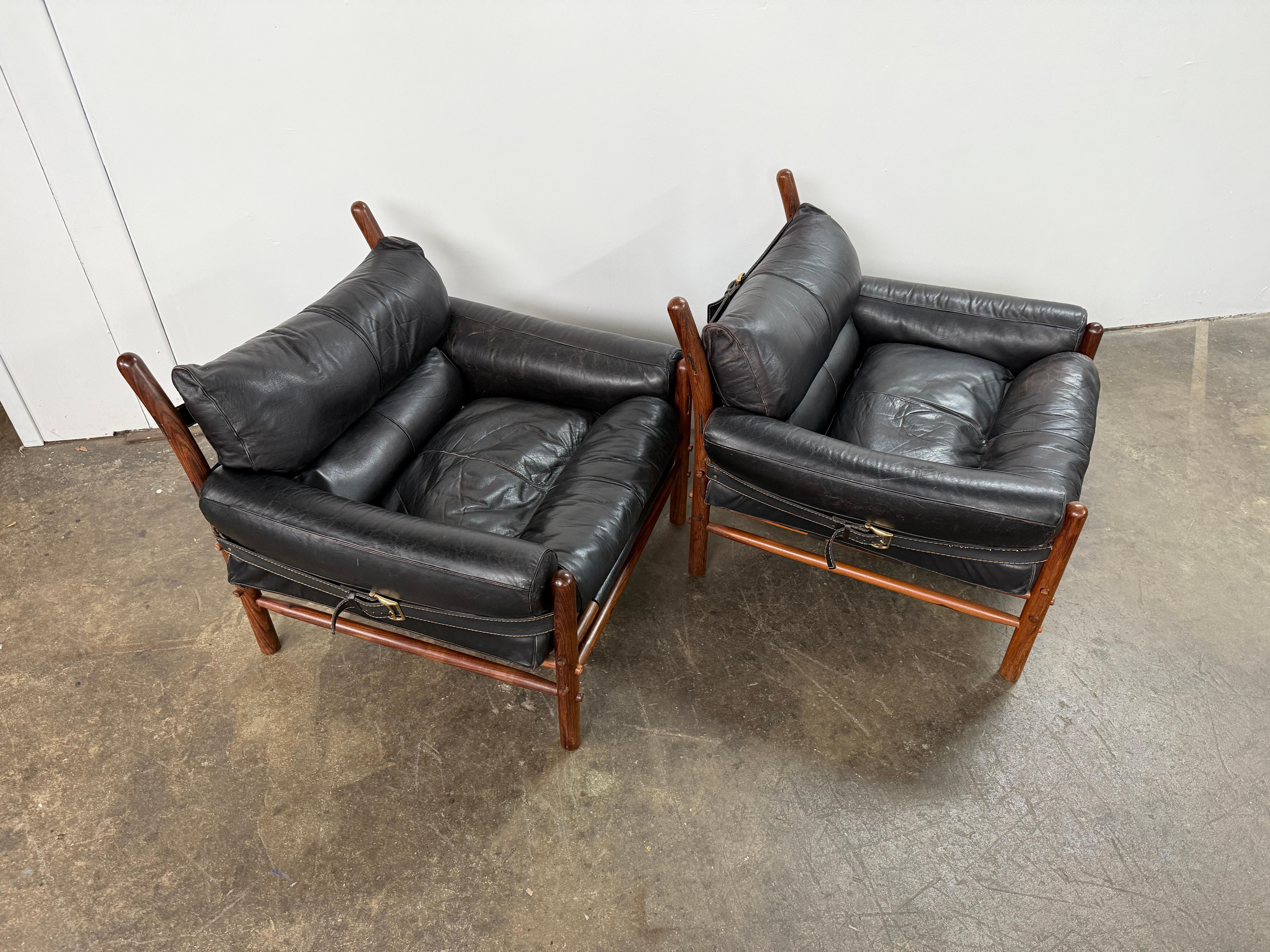 Coppia di sedie Kontiki di metà secolo di Arne Norells, svedese, in pelle nera, con imbracatura. in vendita 4