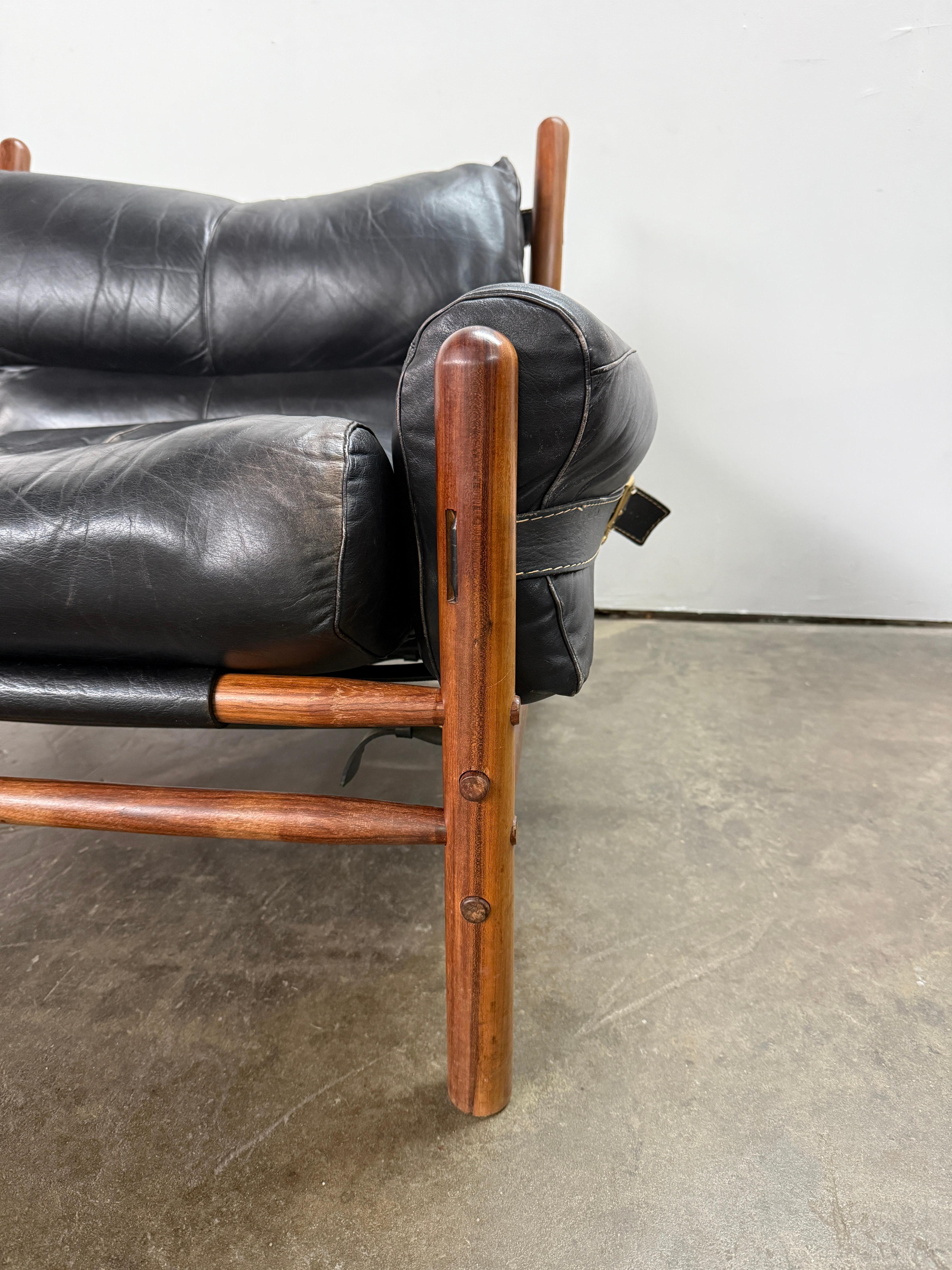 Coppia di sedie Kontiki di metà secolo di Arne Norells, svedese, in pelle nera, con imbracatura. in vendita 5