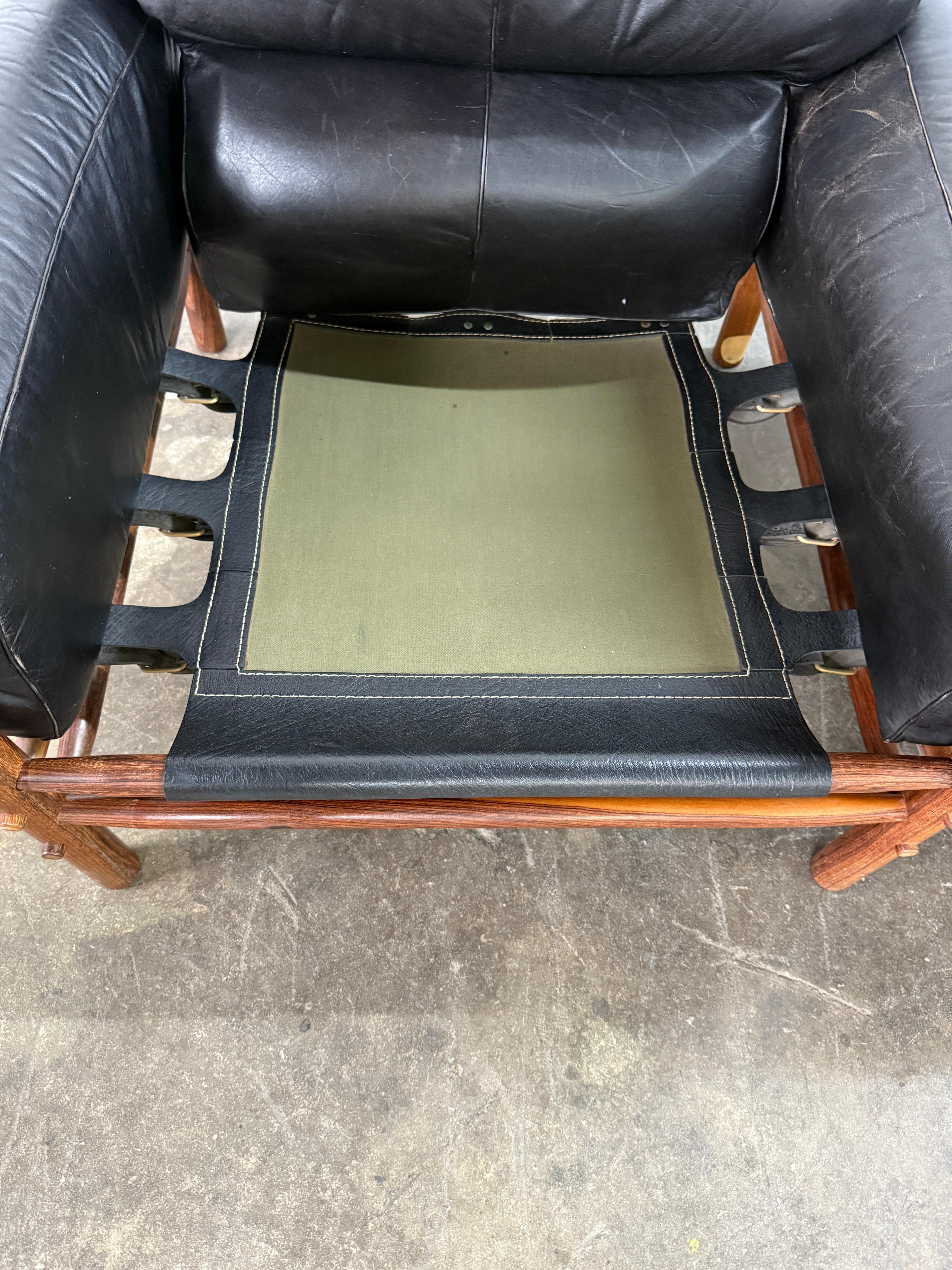 Coppia di sedie Kontiki di metà secolo di Arne Norells, svedese, in pelle nera, con imbracatura. in vendita 6