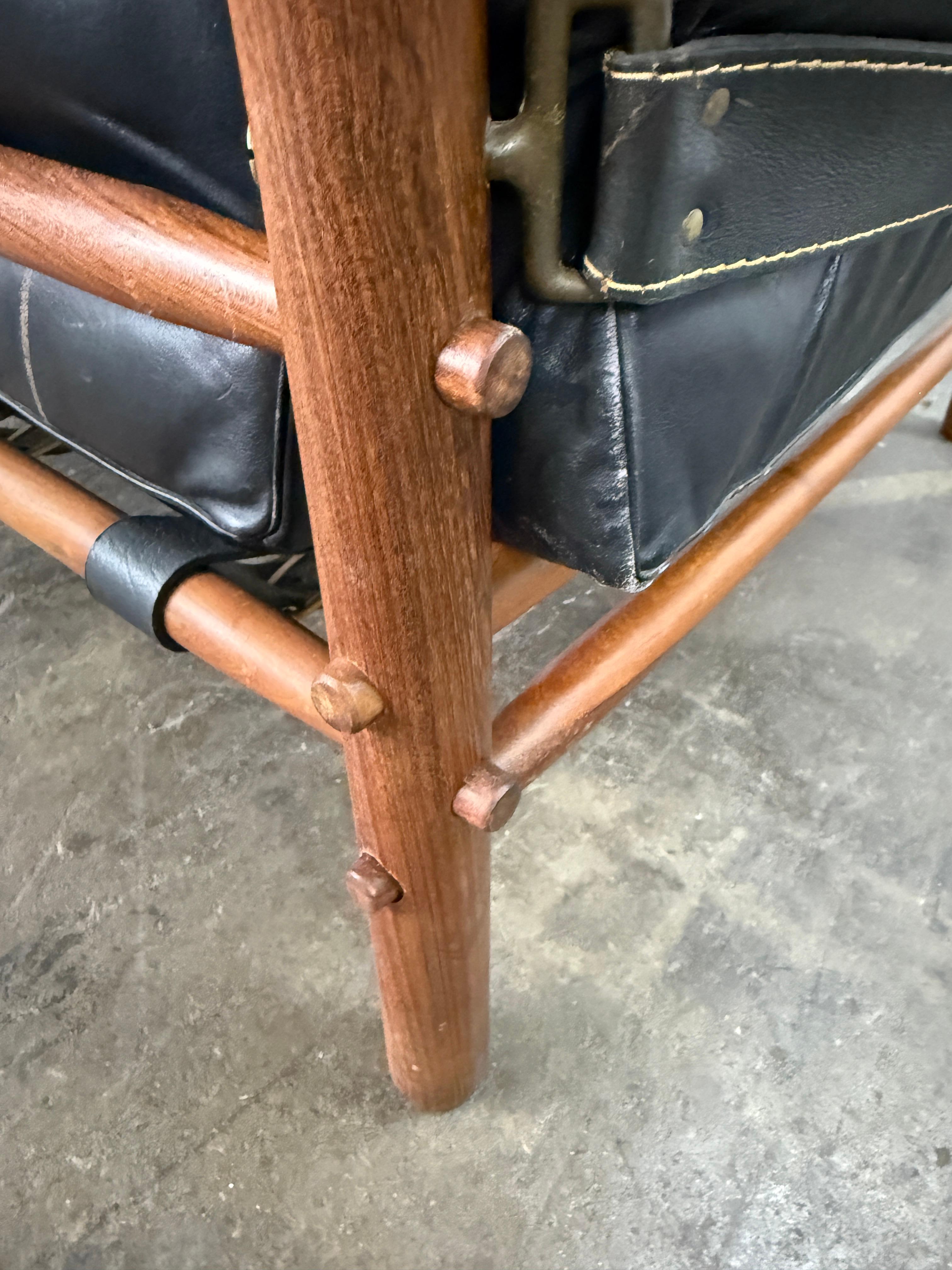 Coppia di sedie Kontiki di metà secolo di Arne Norells, svedese, in pelle nera, con imbracatura. in vendita 7