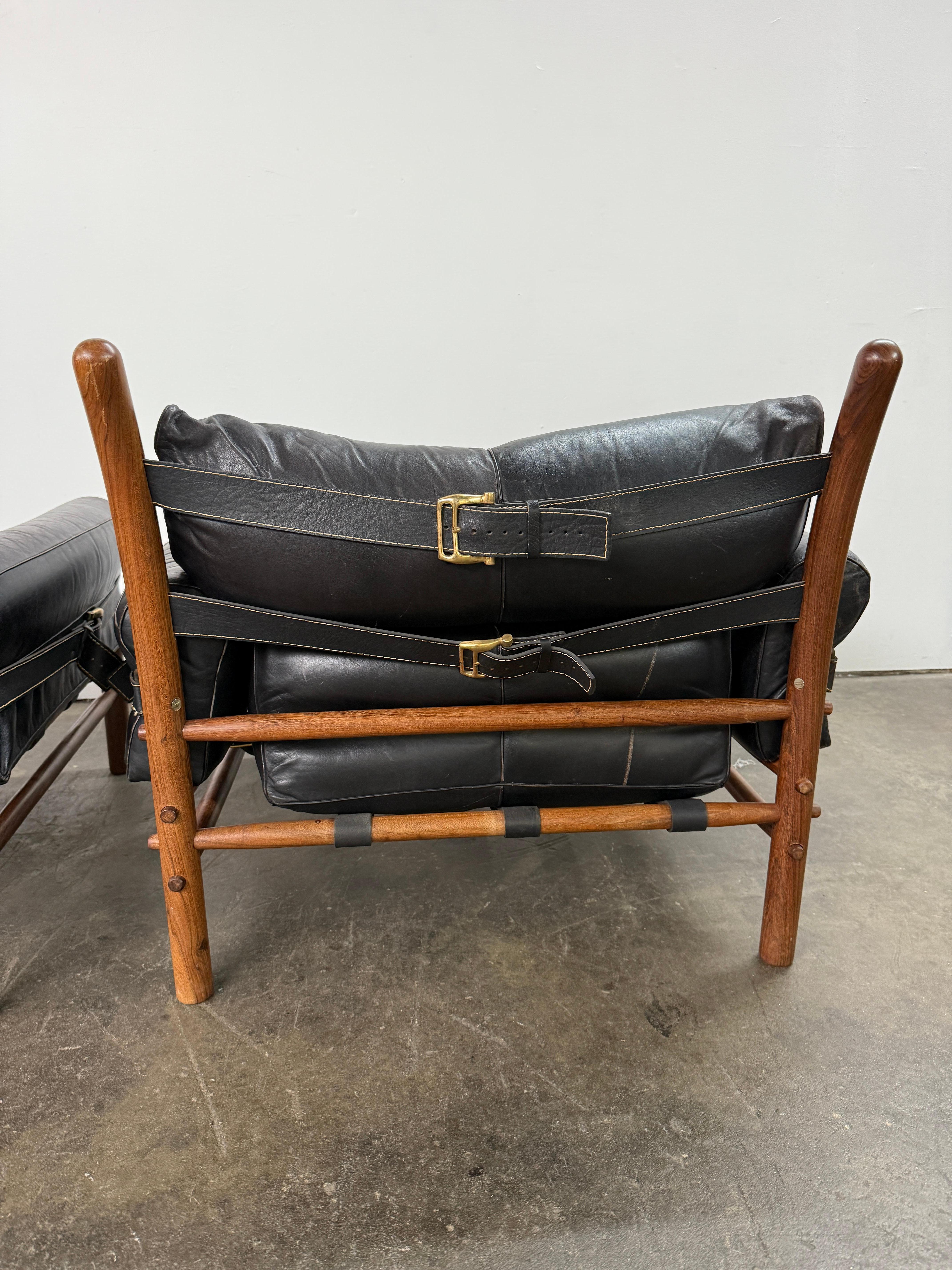 Coppia di sedie Kontiki di metà secolo di Arne Norells, svedese, in pelle nera, con imbracatura. in vendita 8