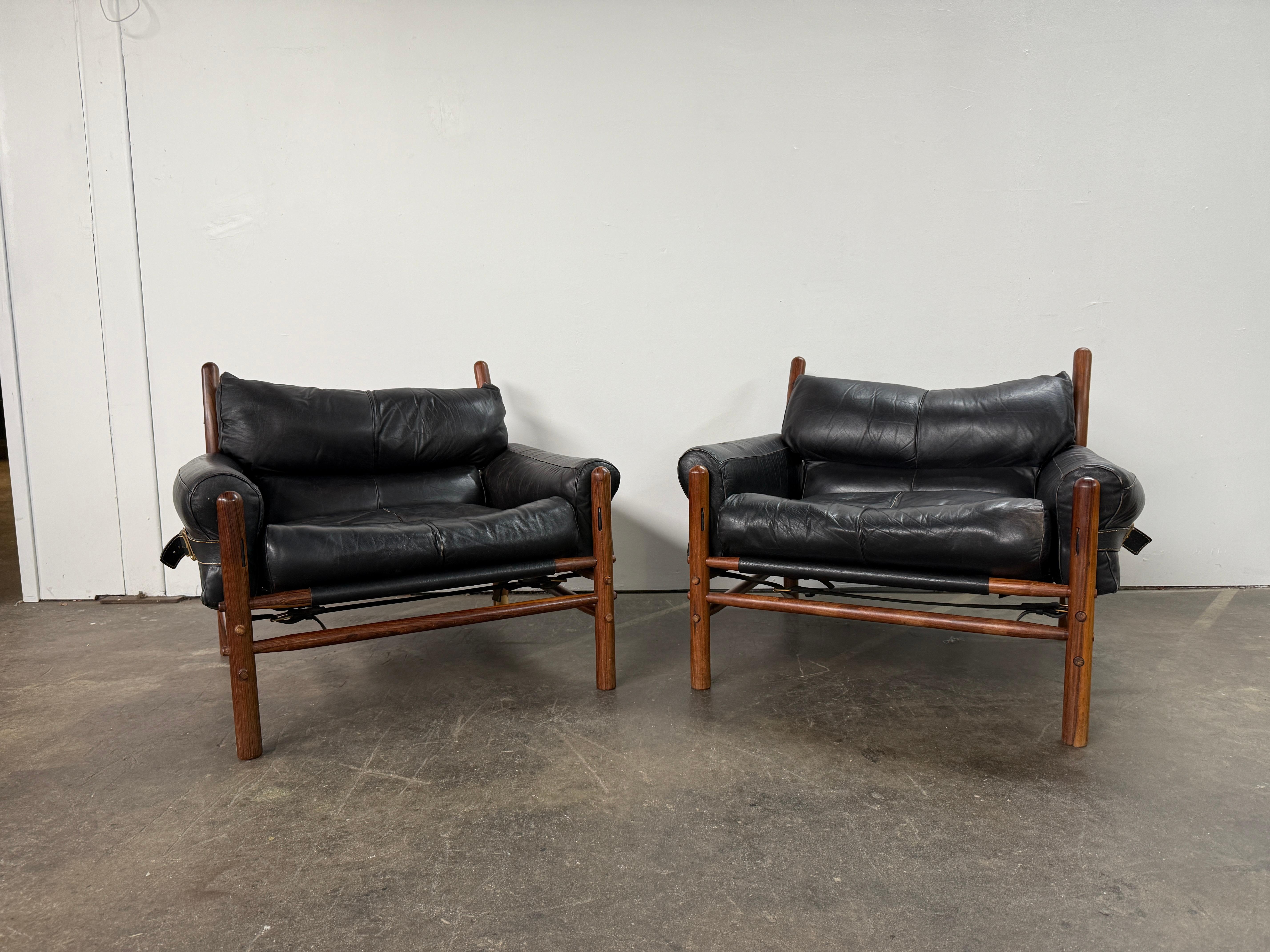 Coppia di poltroncine vintage Arne Norells Kontiki sling Safari Design svedese.

Designer e creatore - Arne Norells (Svezia, 1917-1971). Palissandro vintage di metà secolo e morbida pelle nera con fibbie in ottone. Resti di un'etichetta Norells