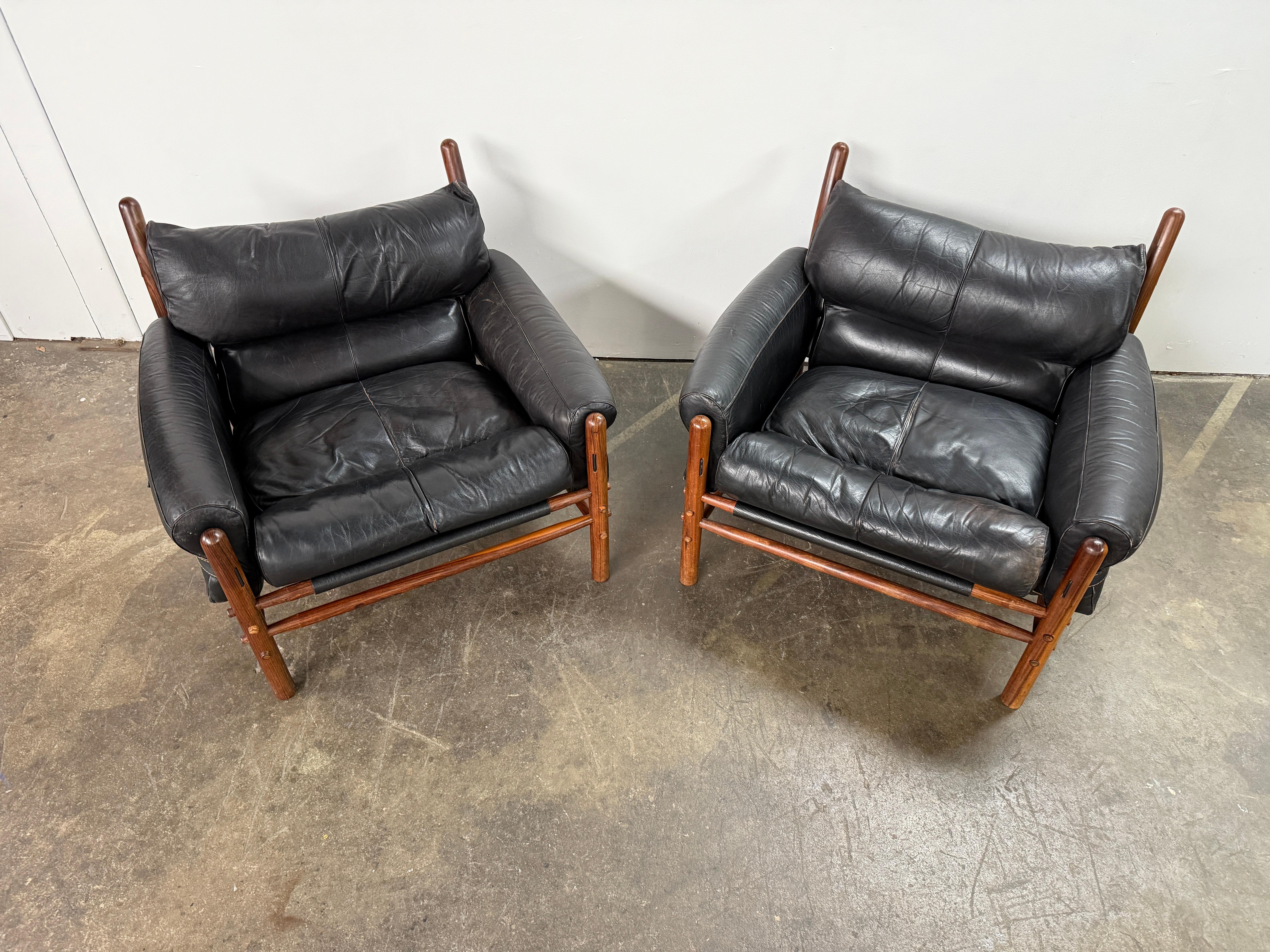 Scandinavo moderno Coppia di sedie Kontiki di metà secolo di Arne Norells, svedese, in pelle nera, con imbracatura. in vendita