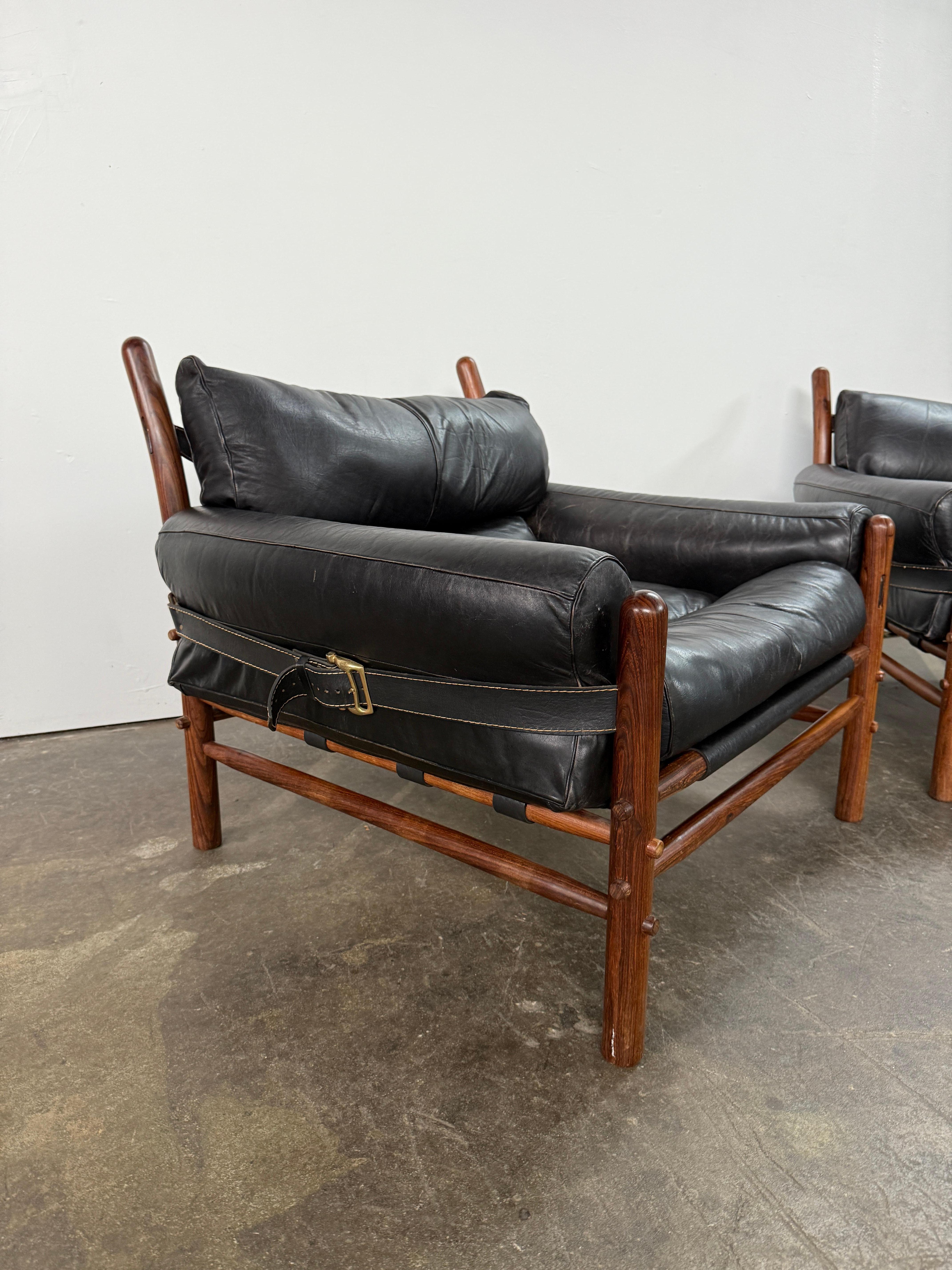 Svedese Coppia di sedie Kontiki di metà secolo di Arne Norells, svedese, in pelle nera, con imbracatura. in vendita