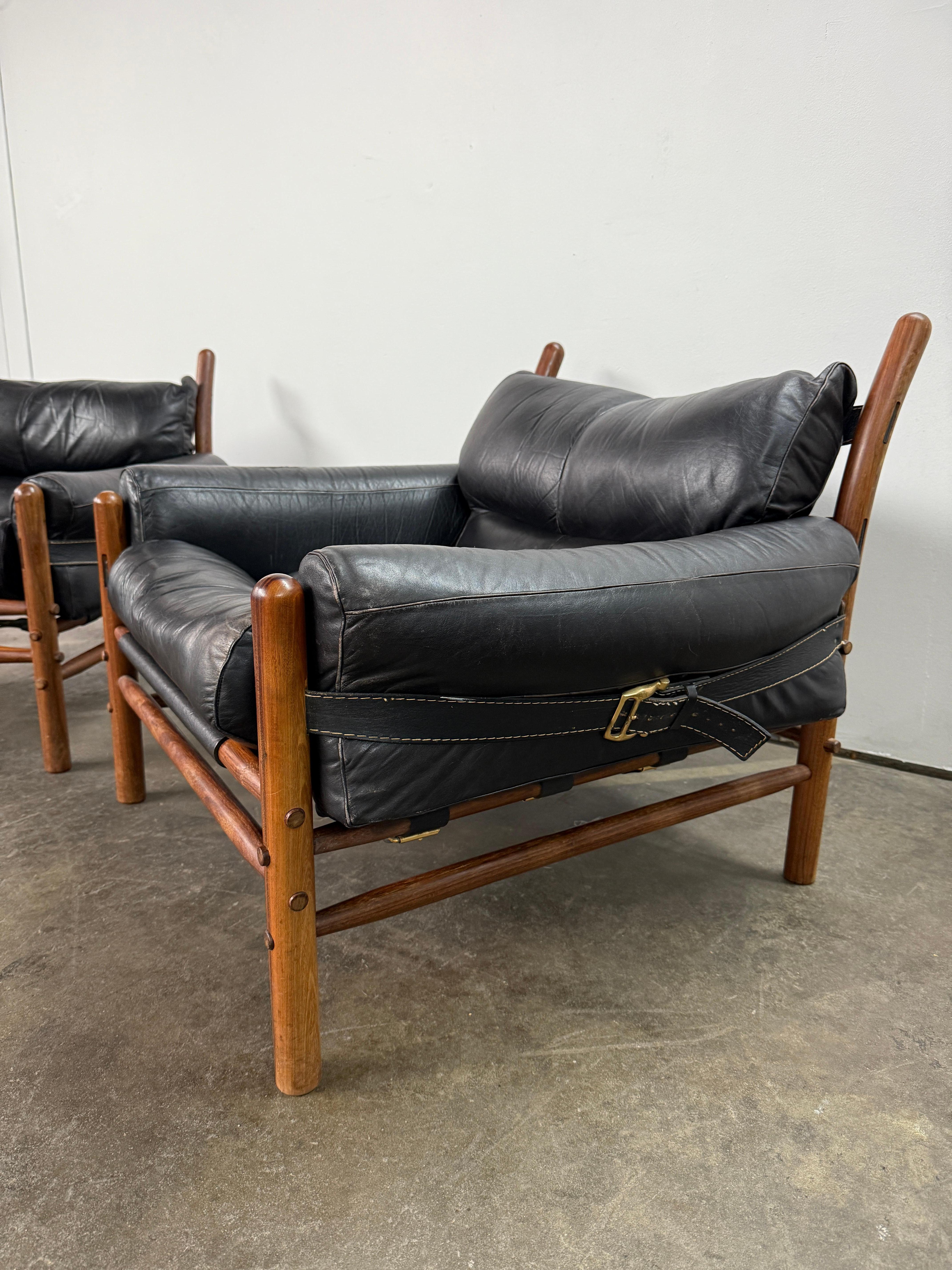 Falegnameria Coppia di sedie Kontiki di metà secolo di Arne Norells, svedese, in pelle nera, con imbracatura. in vendita