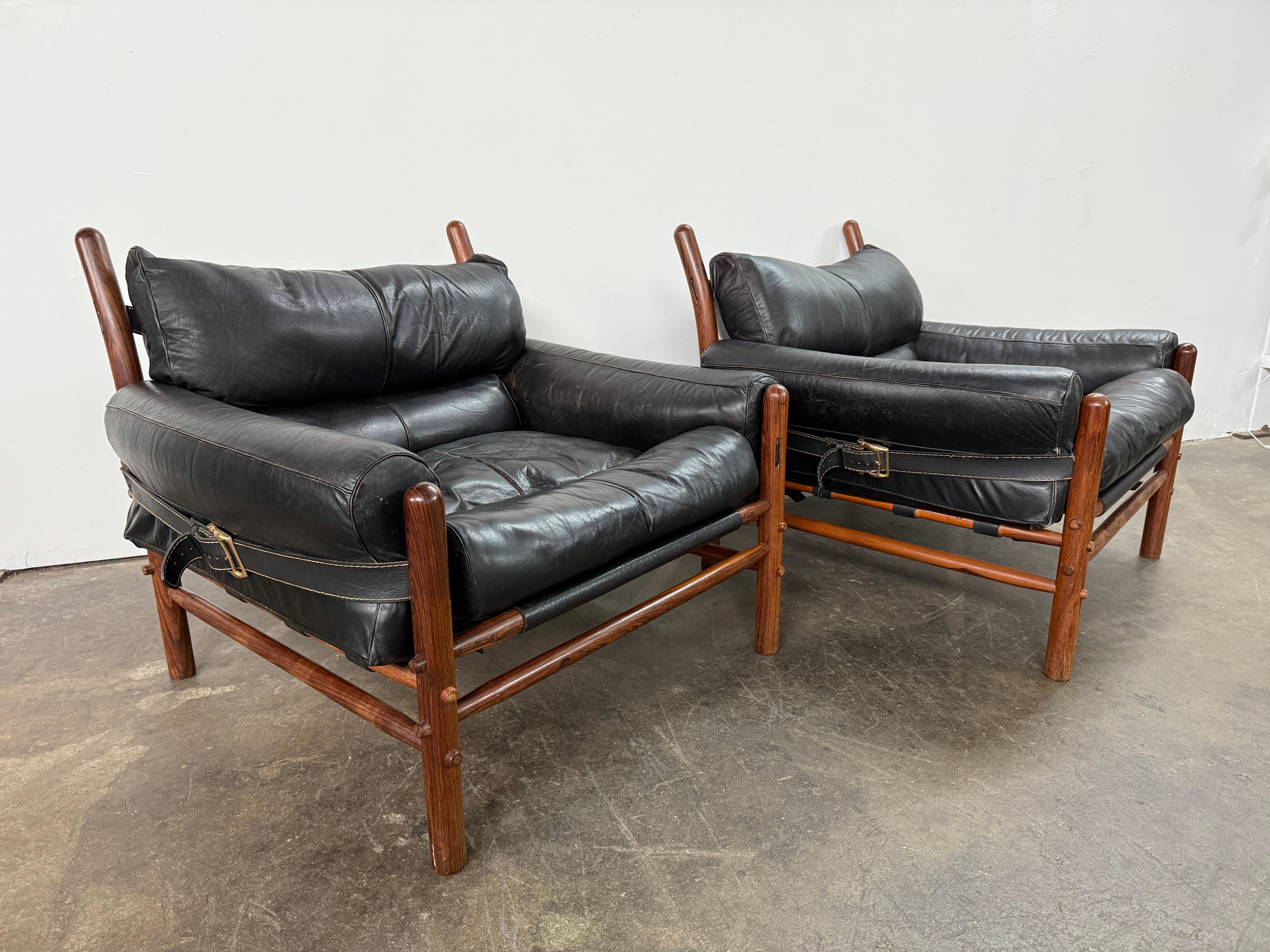 Coppia di sedie Kontiki di metà secolo di Arne Norells, svedese, in pelle nera, con imbracatura. In condizioni buone in vendita a Brooklyn, NY