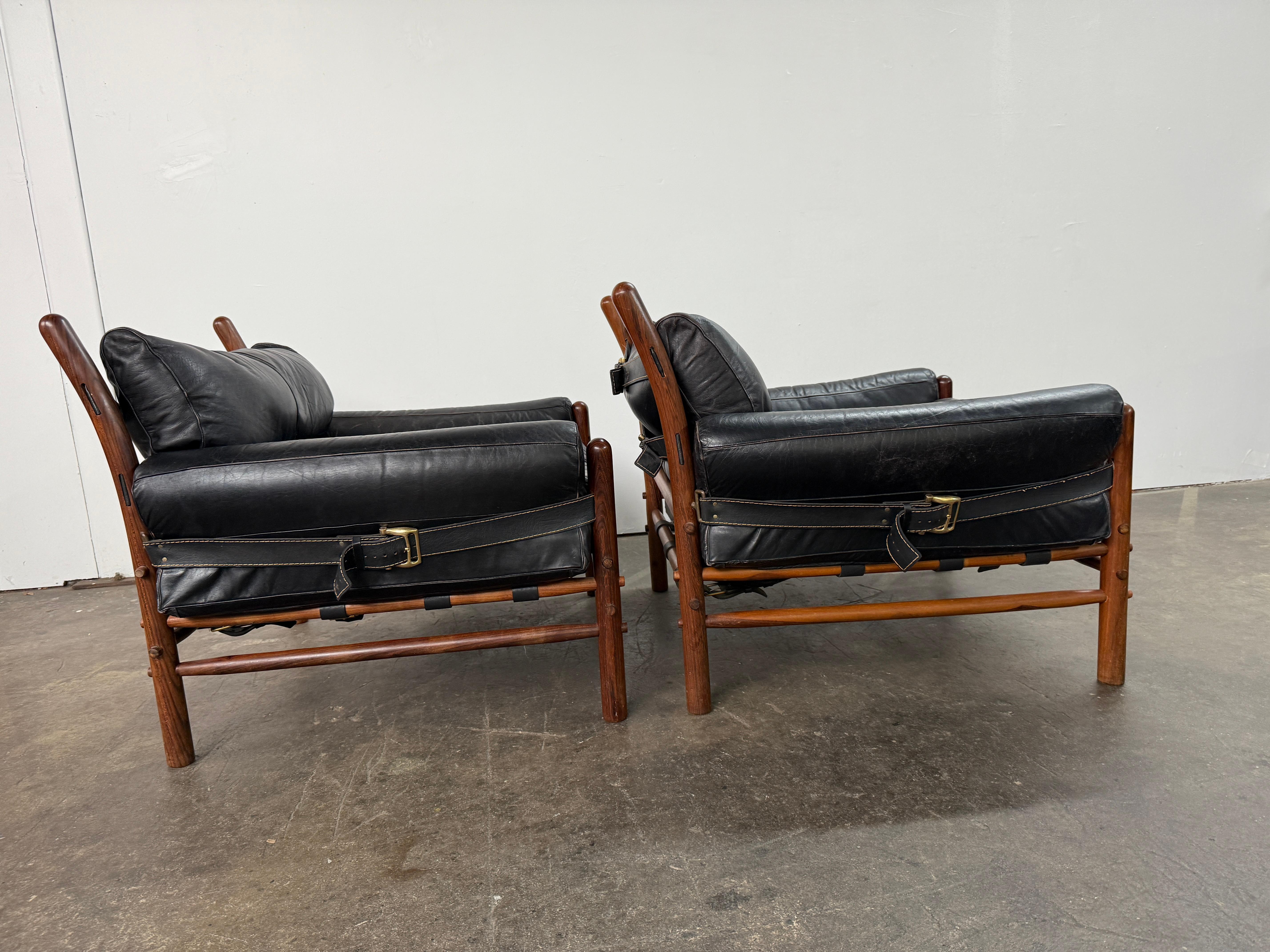 Metà XX secolo Coppia di sedie Kontiki di metà secolo di Arne Norells, svedese, in pelle nera, con imbracatura. in vendita