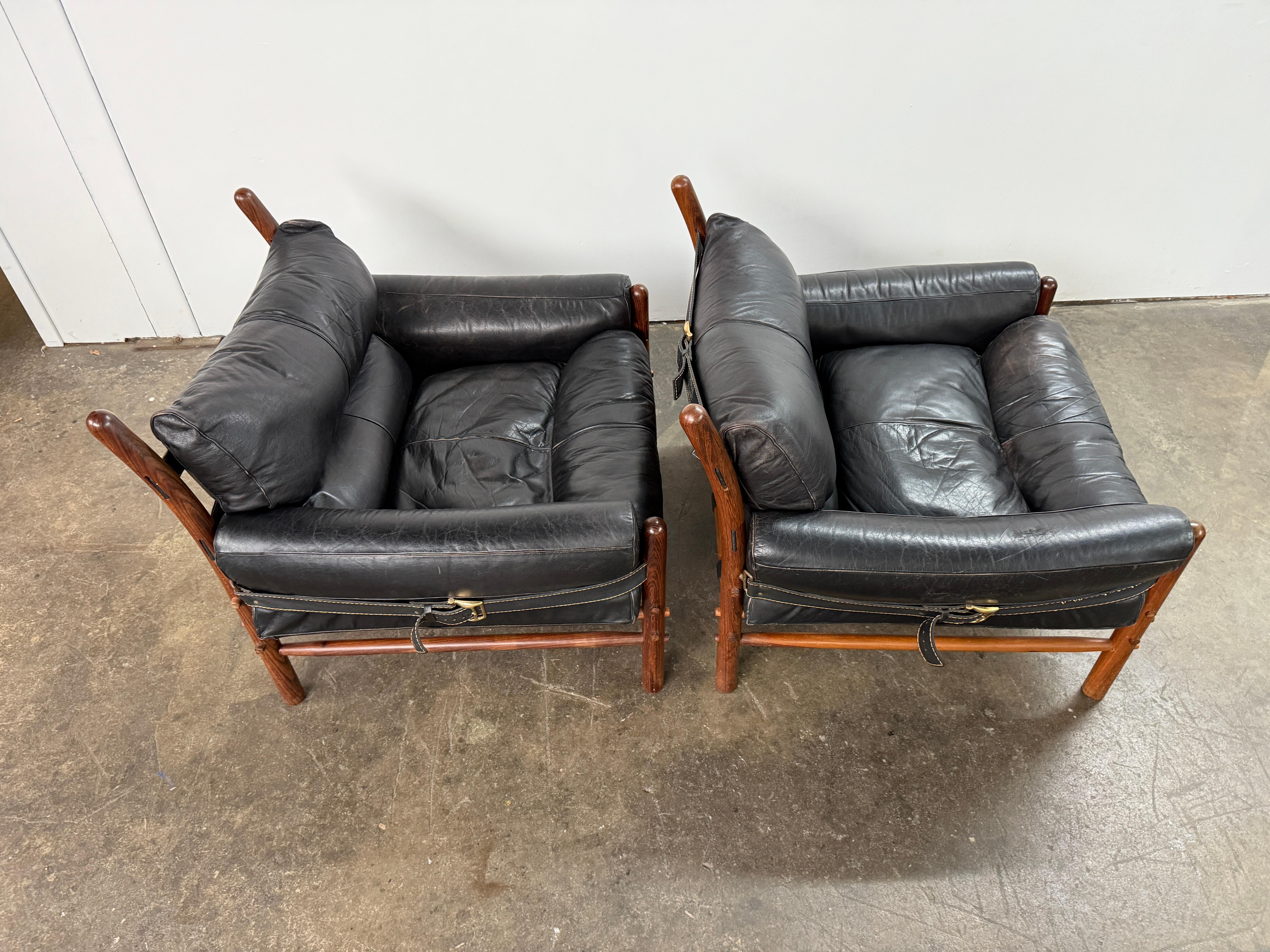 Ottone Coppia di sedie Kontiki di metà secolo di Arne Norells, svedese, in pelle nera, con imbracatura. in vendita