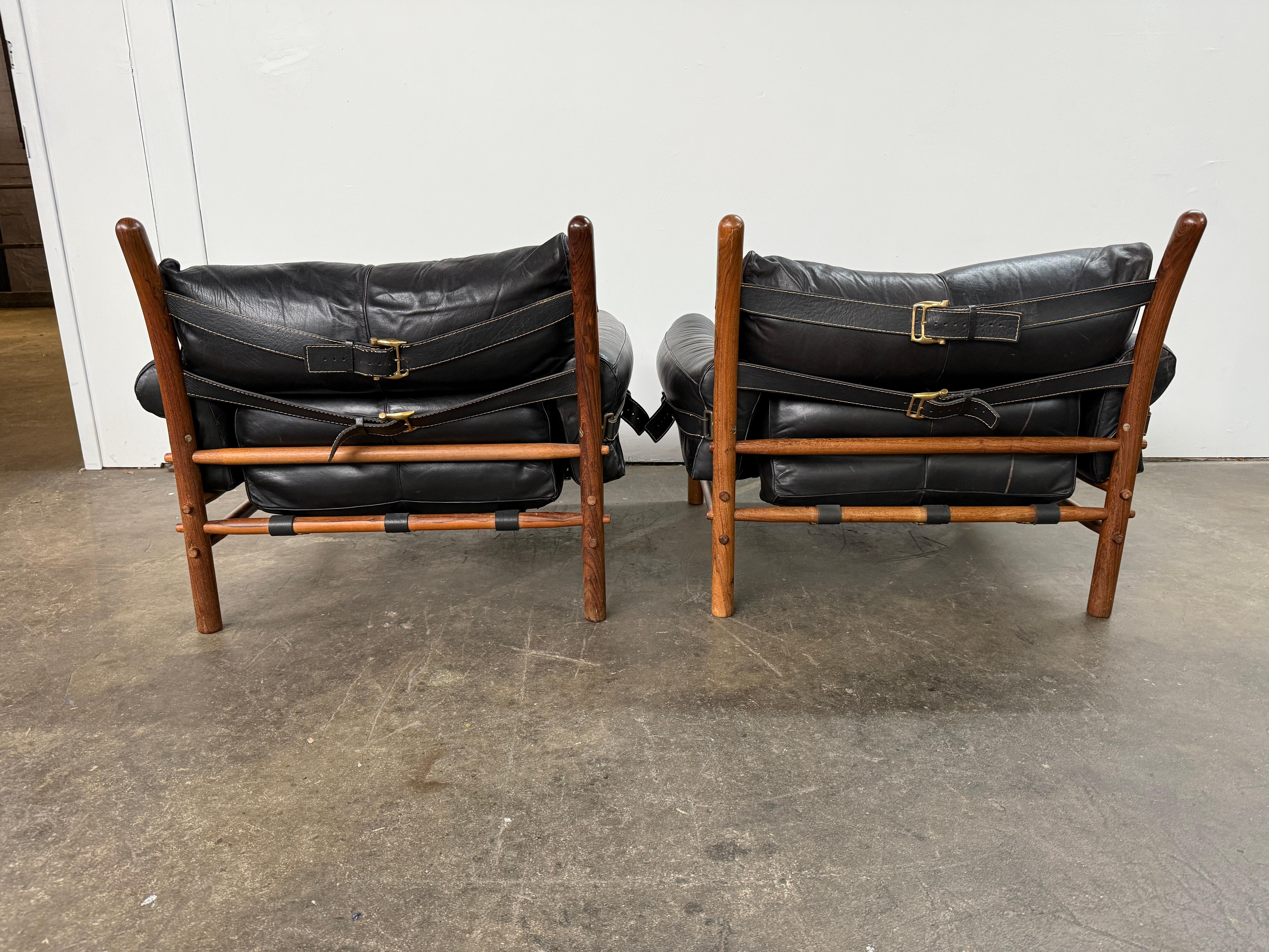Coppia di sedie Kontiki di metà secolo di Arne Norells, svedese, in pelle nera, con imbracatura. in vendita 1