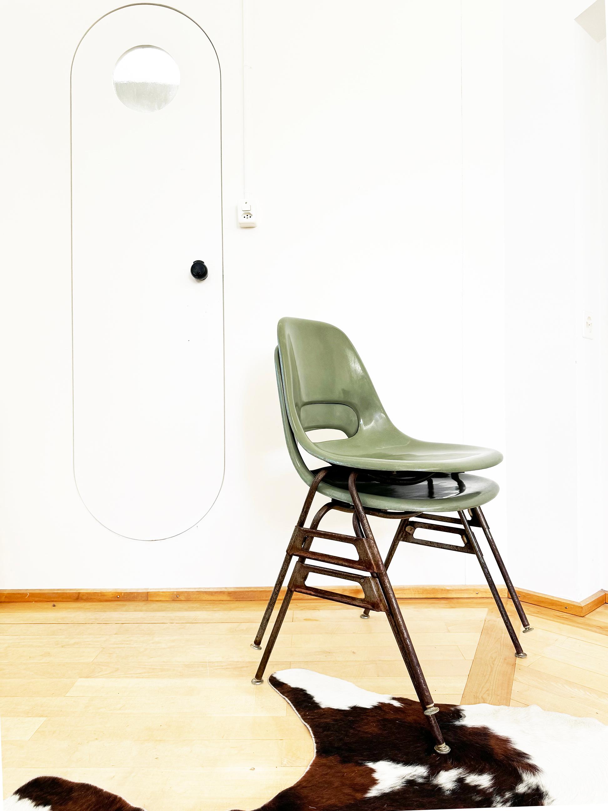 Paire de chaises d'appoint empilables de style Eames en fibre de verre vert avocat du milieu du siècle -2 pcs en vente 3