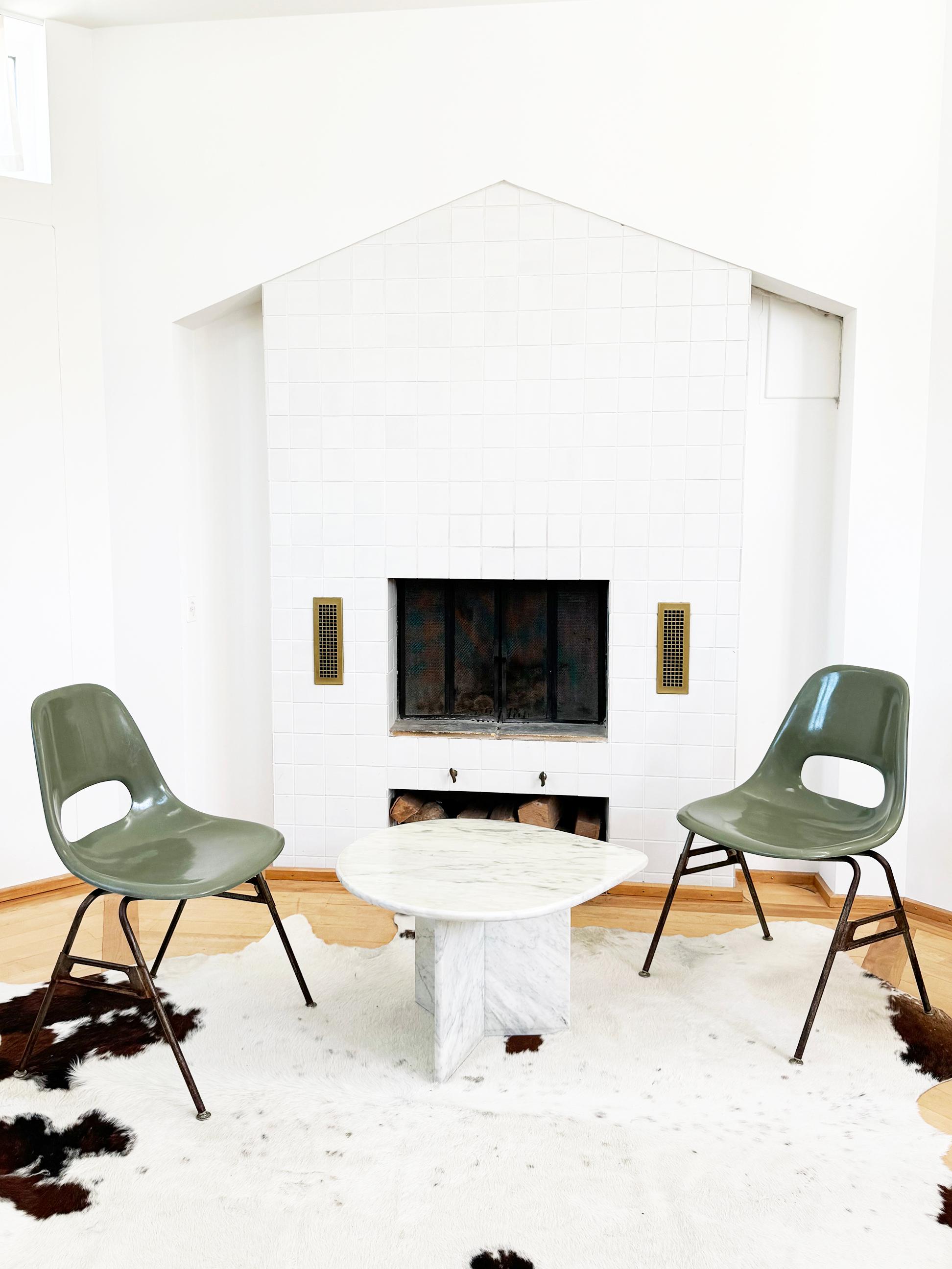 Vendu ici en PAIRE.
Nous avons 6 paires disponibles.

Ces chaises sont très chaudes. Il s'agit de chaises d'appoint empilables en fibre de verre de style Eames du milieu du siècle, de couleur vert avocat. Ils sont très polyvalents et ont une allure