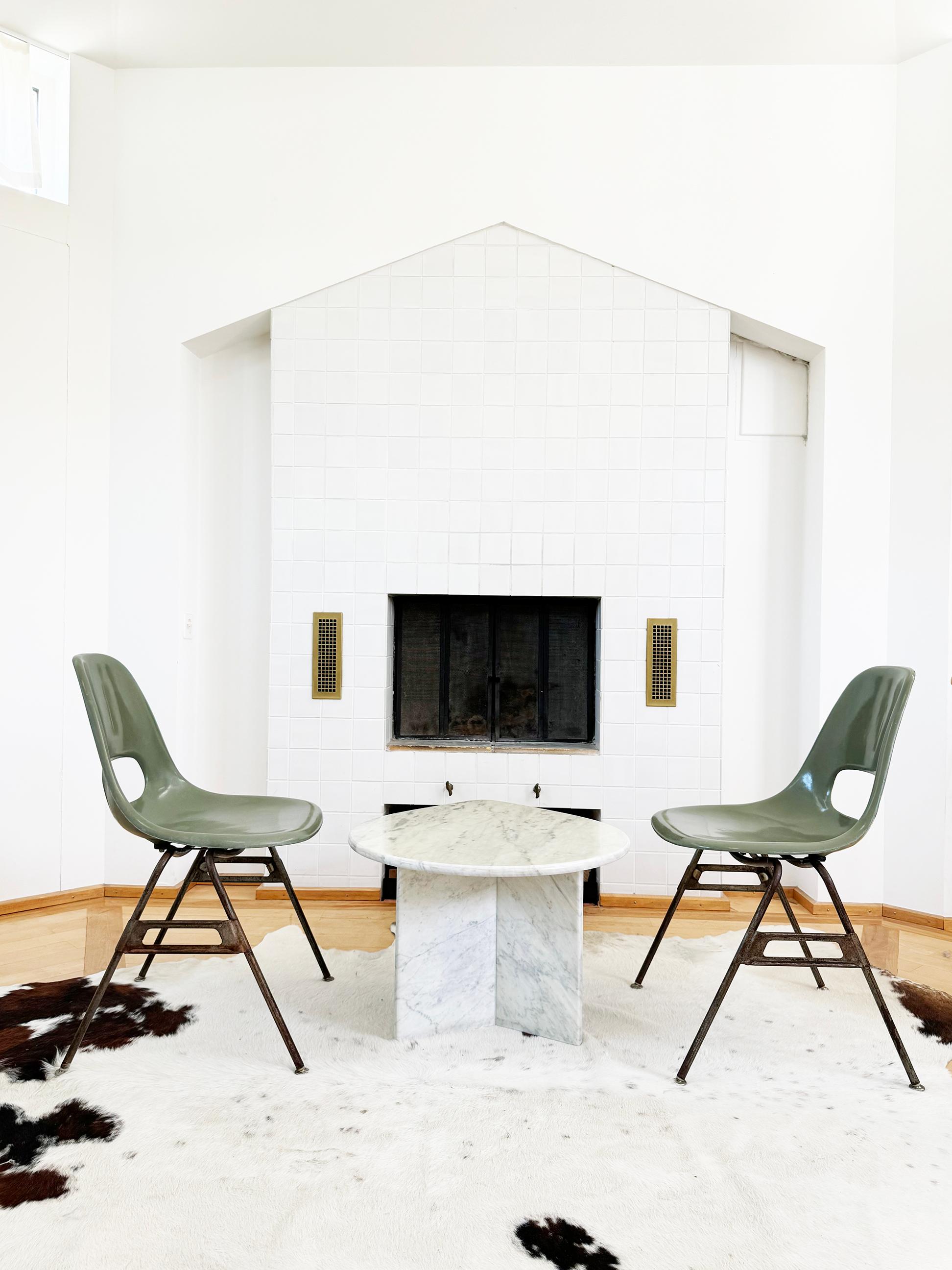 Mid-Century Modern Paire de chaises d'appoint empilables de style Eames en fibre de verre vert avocat du milieu du siècle -2 pcs en vente
