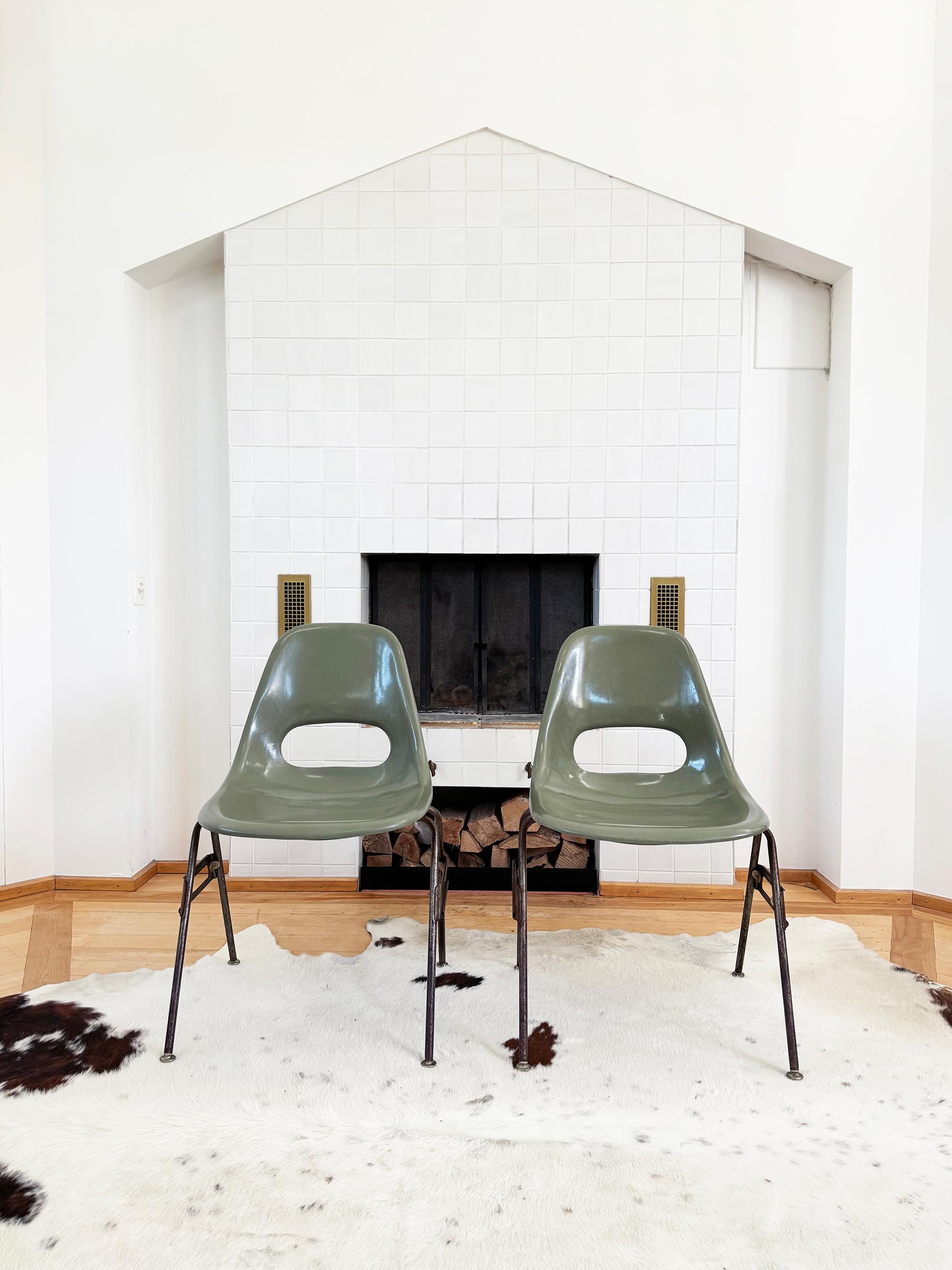 Américain Paire de chaises d'appoint empilables de style Eames en fibre de verre vert avocat du milieu du siècle -2 pcs en vente
