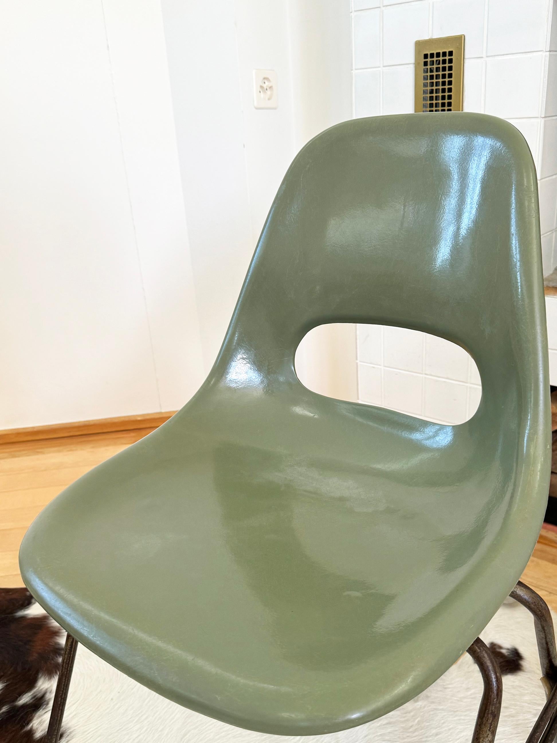 Paire de chaises d'appoint empilables de style Eames en fibre de verre vert avocat du milieu du siècle -2 pcs Bon état - En vente à Basel, BS