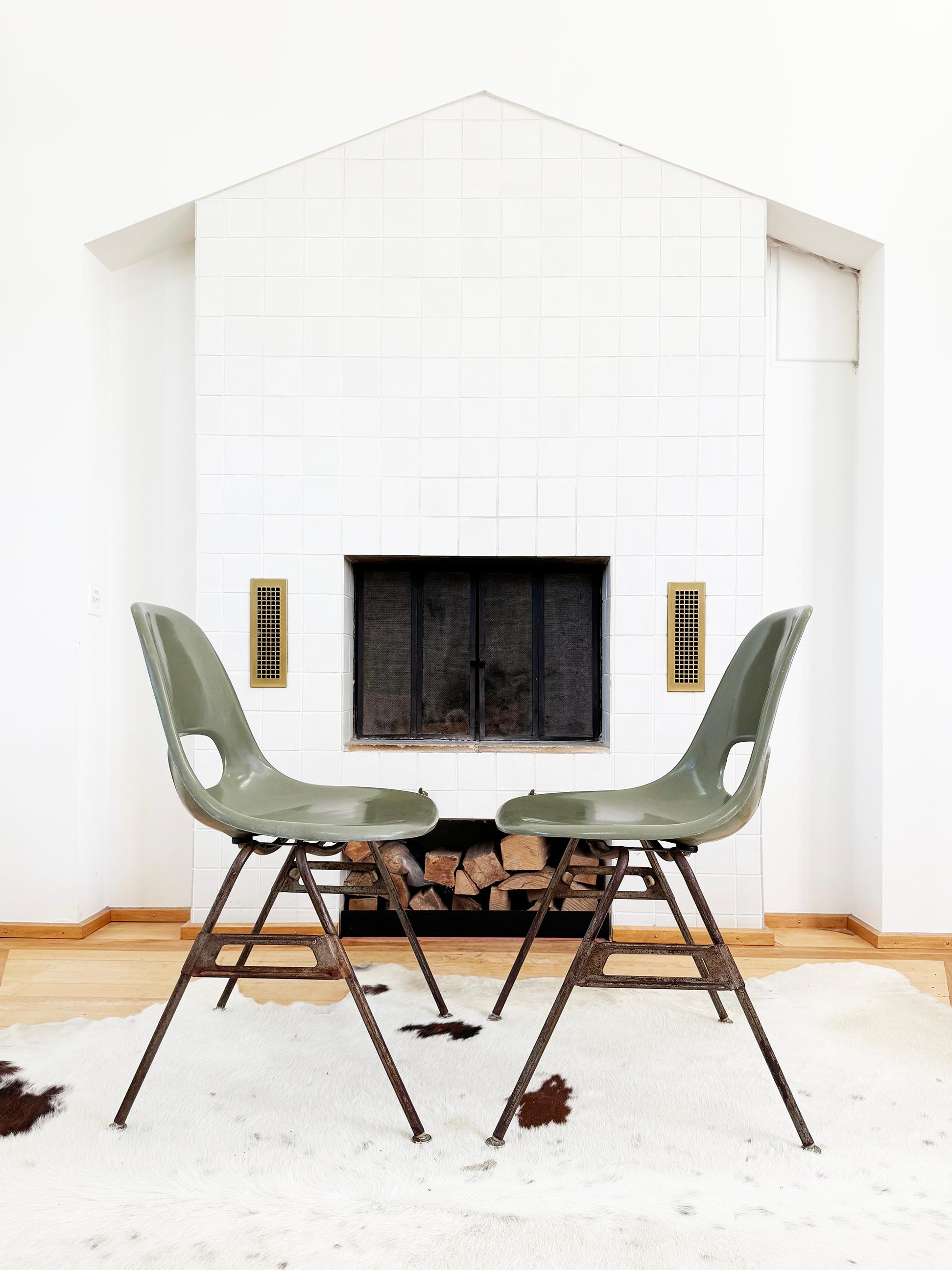 Milieu du XXe siècle Paire de chaises d'appoint empilables de style Eames en fibre de verre vert avocat du milieu du siècle -2 pcs en vente