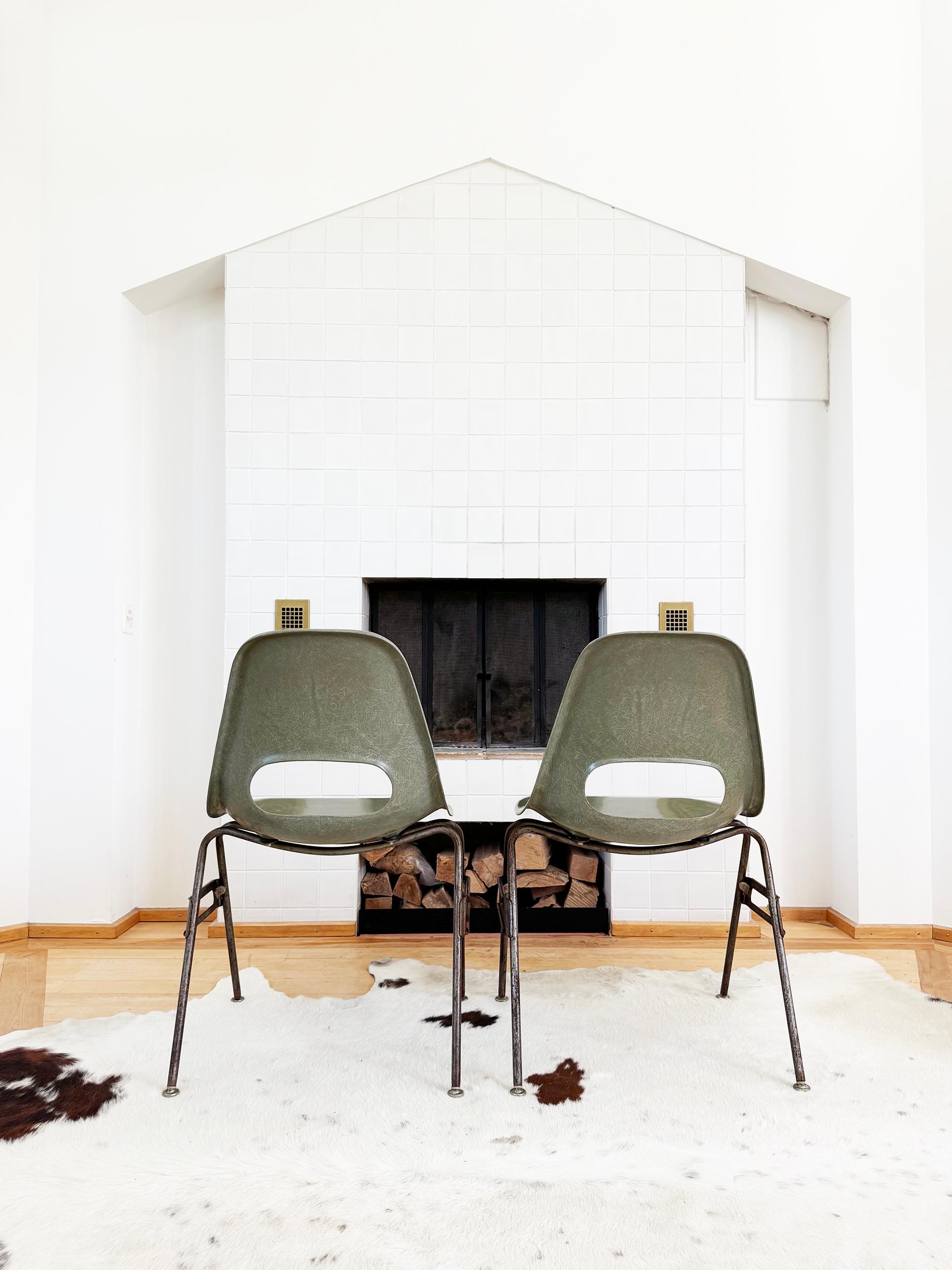 Métal Paire de chaises d'appoint empilables de style Eames en fibre de verre vert avocat du milieu du siècle -2 pcs en vente