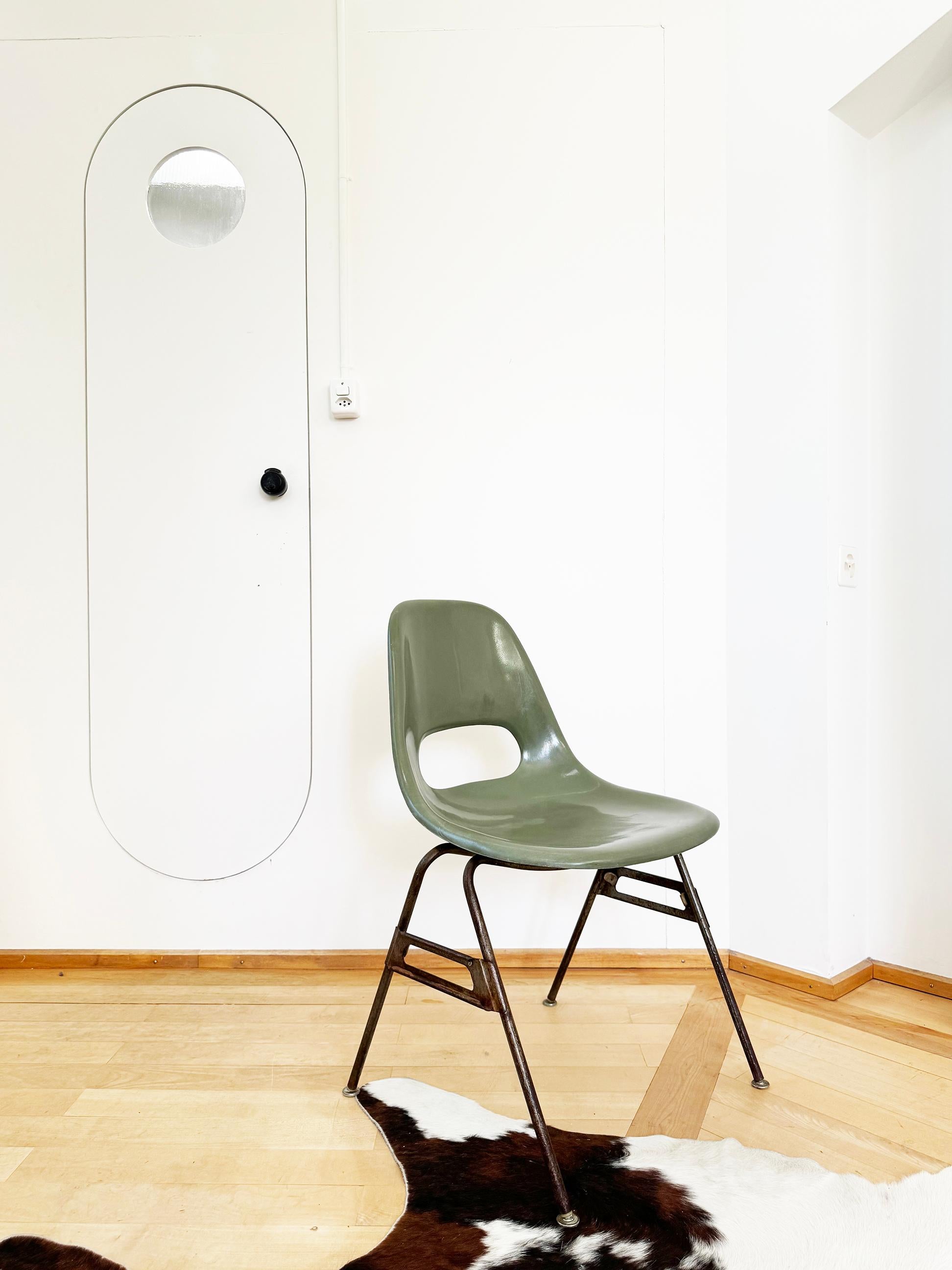 Paire de chaises d'appoint empilables de style Eames en fibre de verre vert avocat du milieu du siècle -2 pcs en vente 2