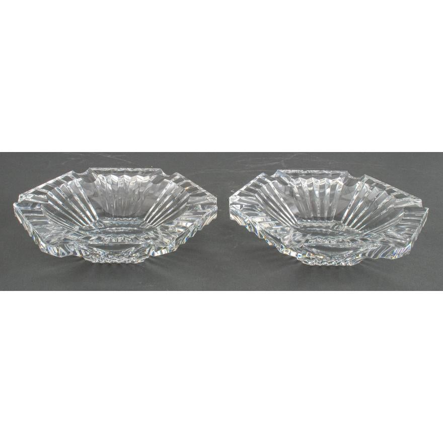 Cristal Paire de cendriers à cigares en cristal Baccarat de forme hexagonale du milieu du siècle dernier en vente