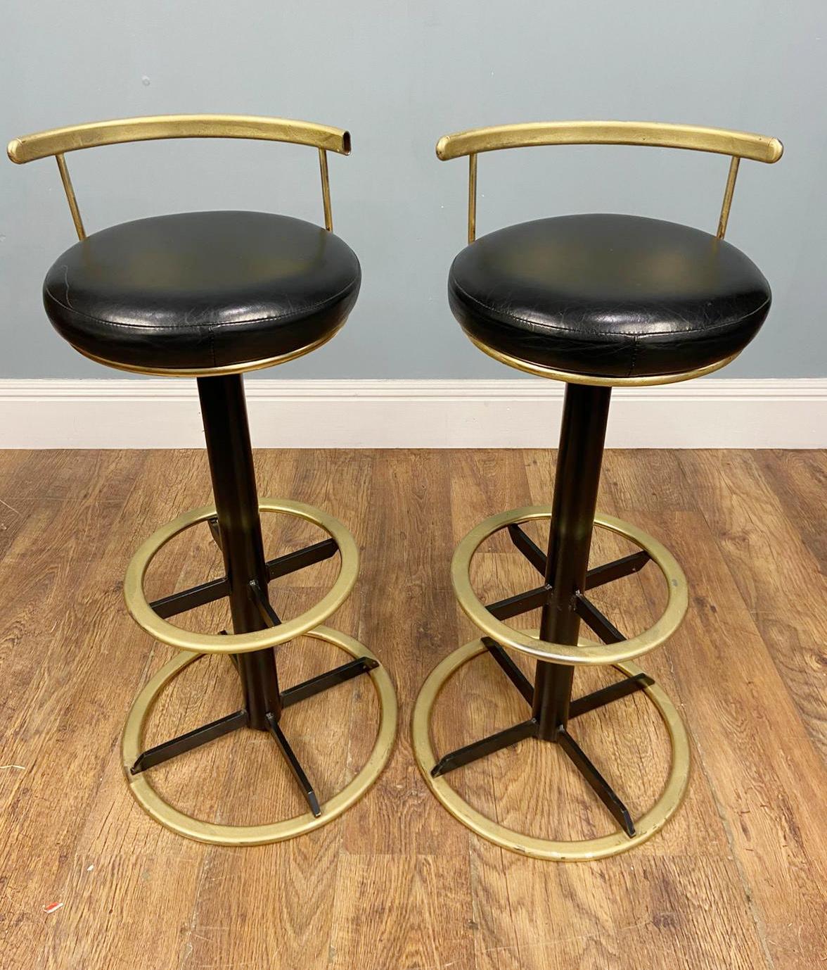 Paar Mid Century Barhocker Messing Leder Sitze 1950 (Geschnitzt) im Angebot