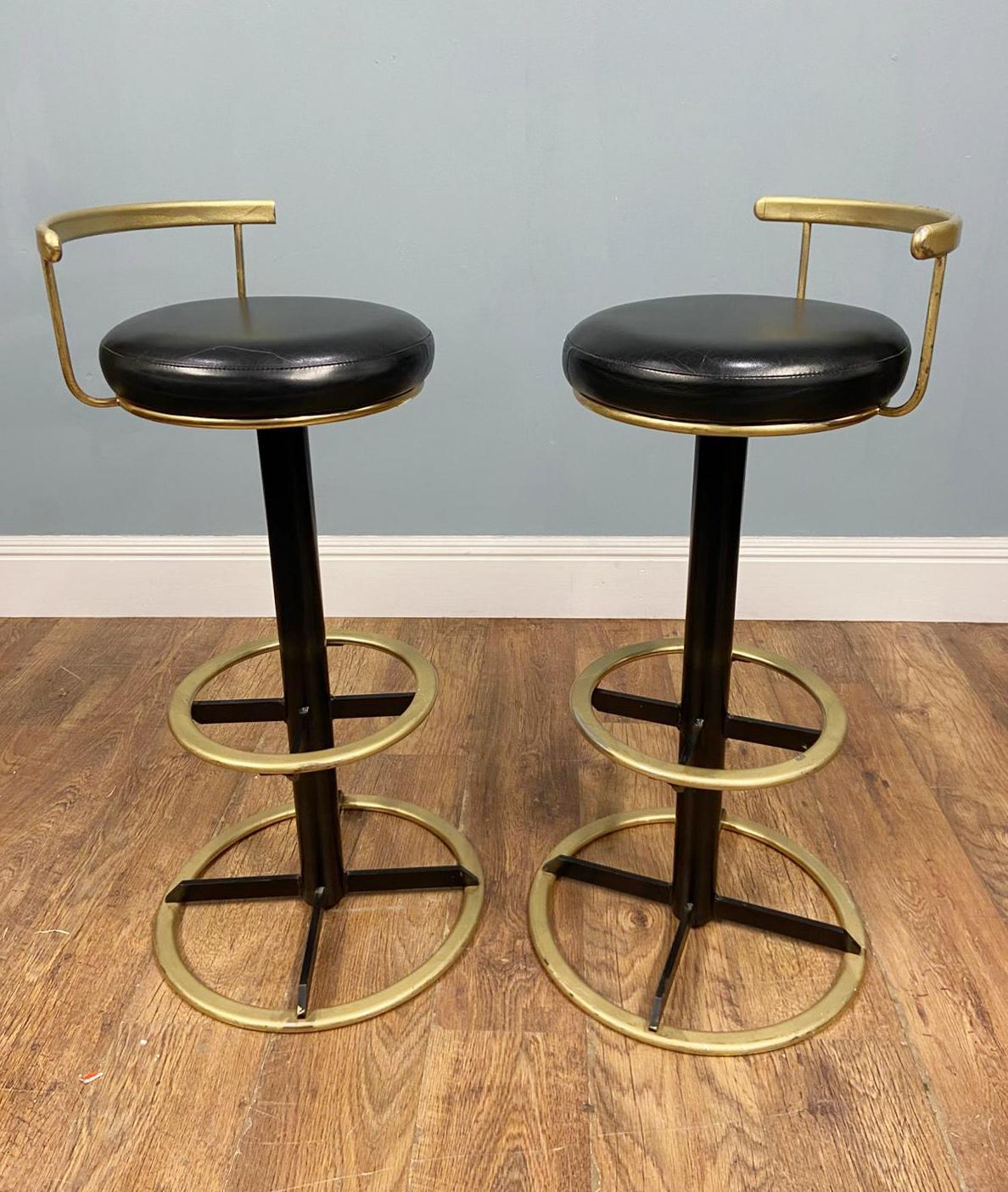 Paar Mid Century Barhocker Messing Leder Sitze 1950 (Mitte des 20. Jahrhunderts) im Angebot