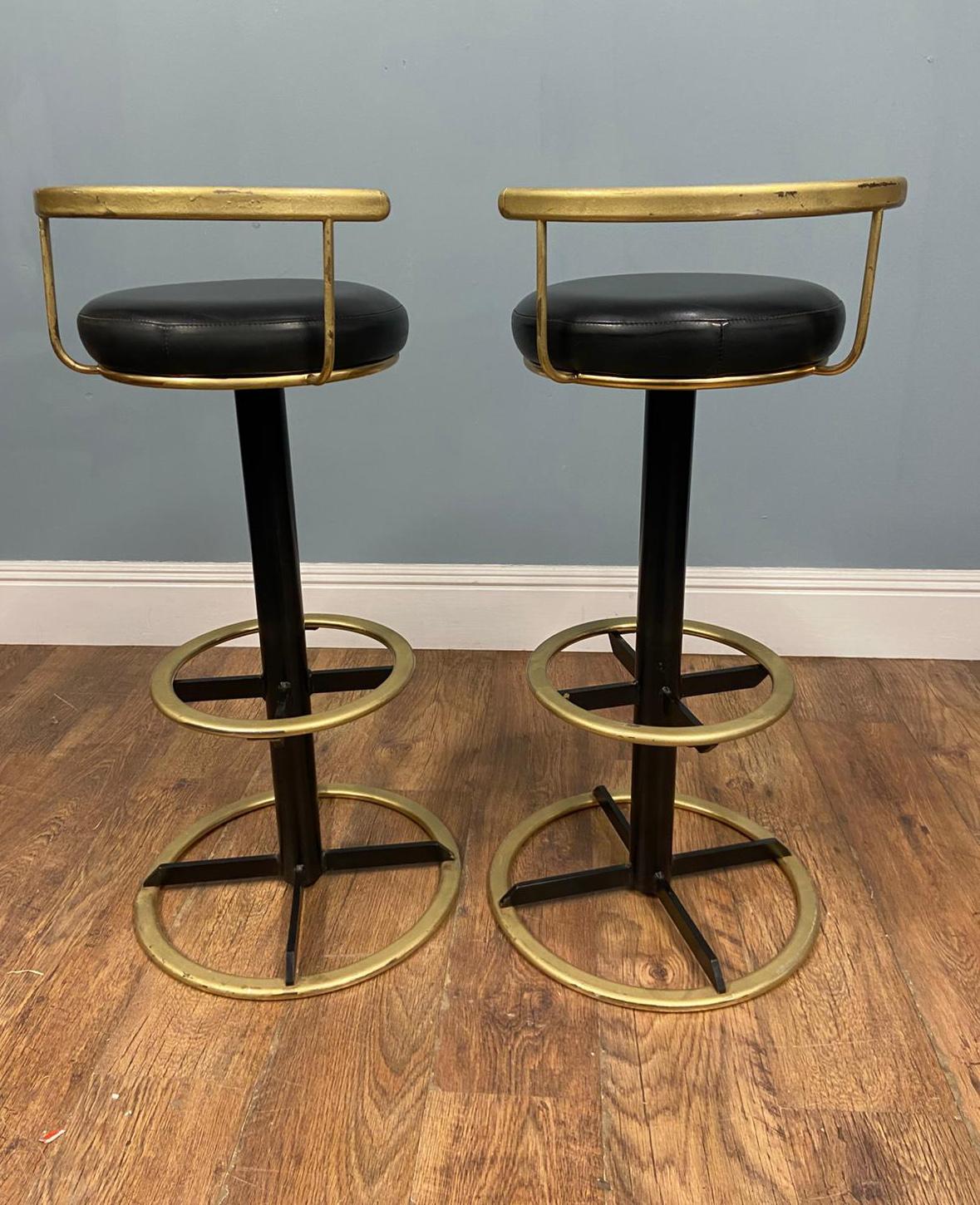 Paar Mid Century Barhocker Messing Leder Sitze 1950 im Angebot 1