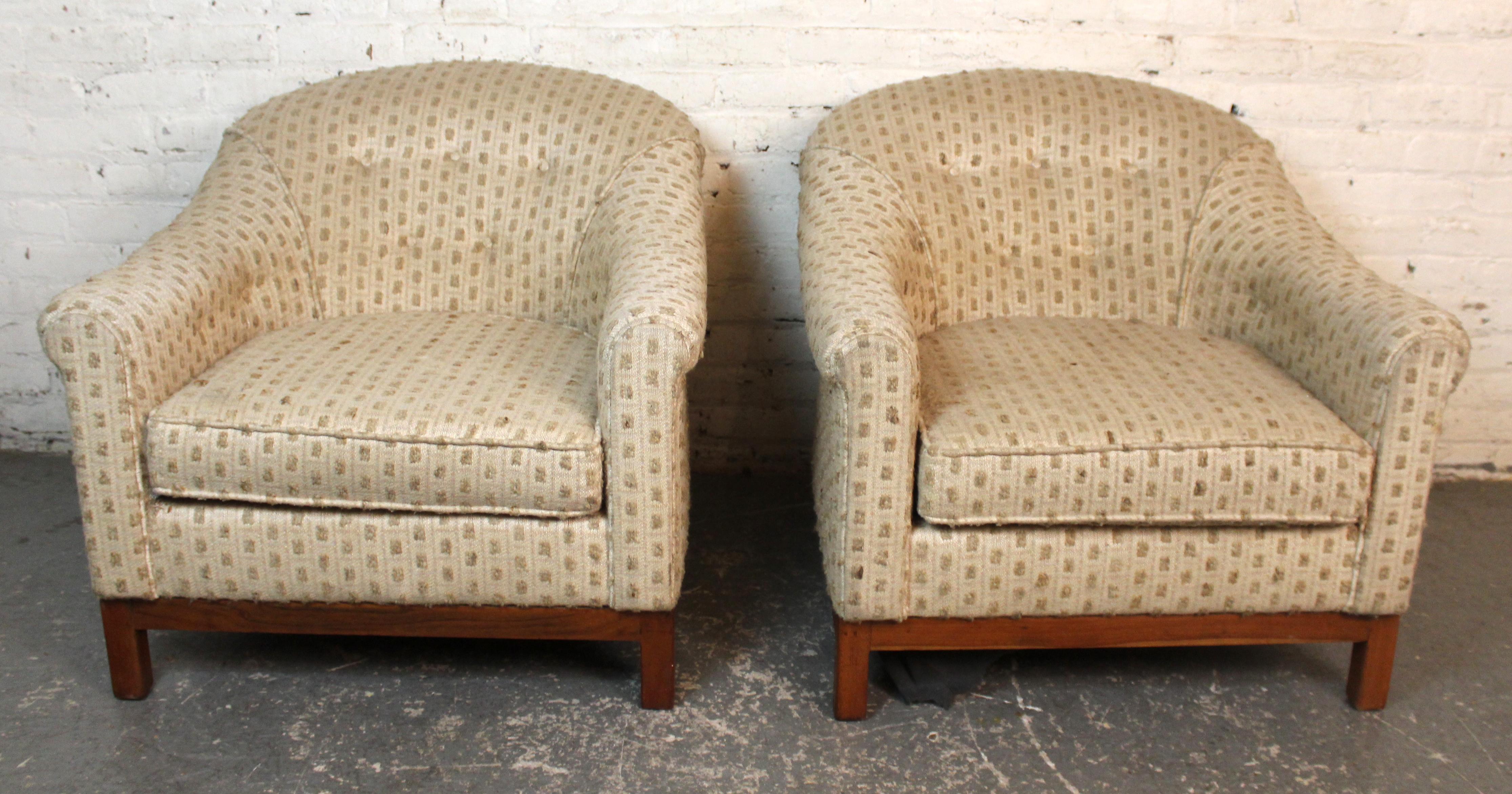 Zwei moderne Vintage-Sessel mit getufteter Rückenlehne. Runde Rückenlehne mit Walnussholzverkleidung und Beinen.
Bitte bestätigen Sie den Standort mit dem Anbieter NY oder NJ