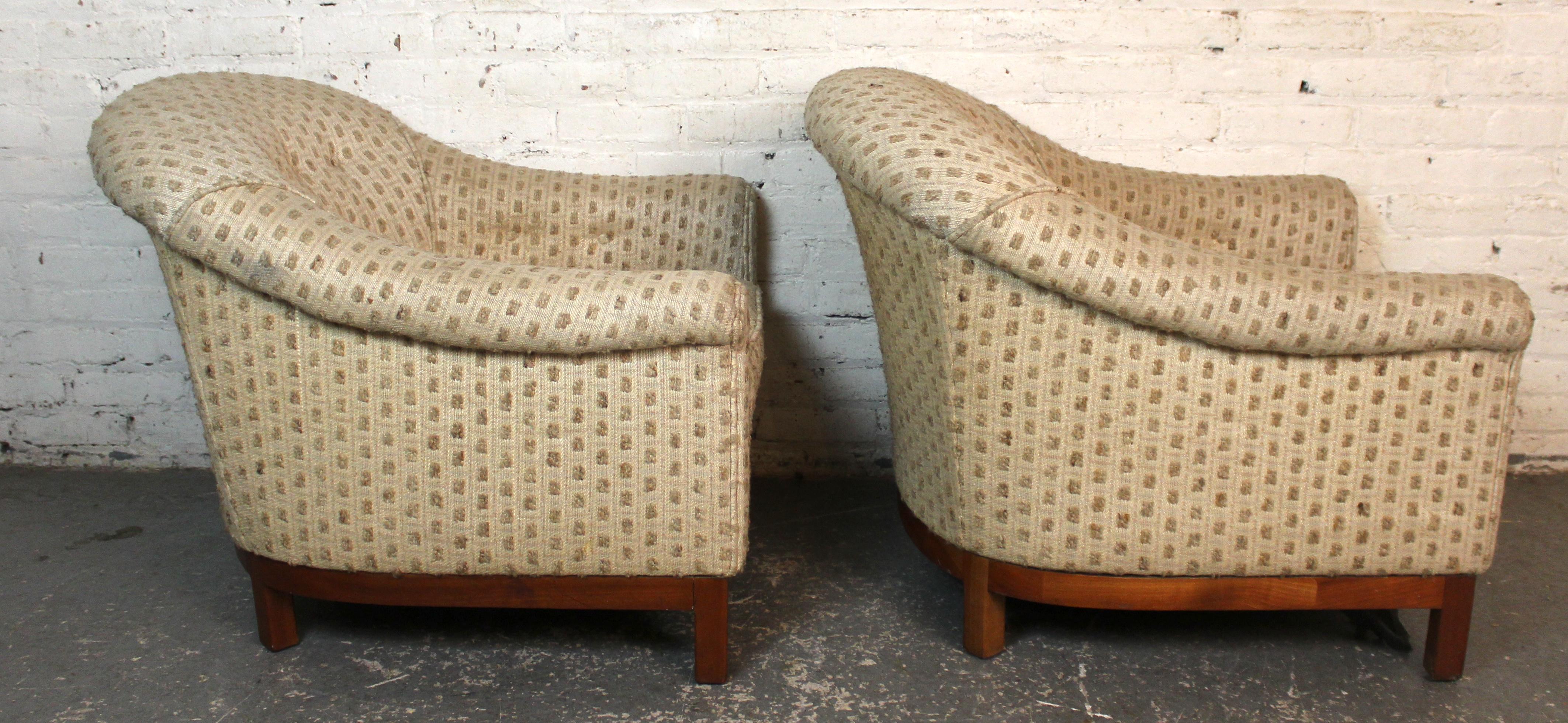 Paar Mid-Century Barrel Back Stühle (Moderne der Mitte des Jahrhunderts) im Angebot