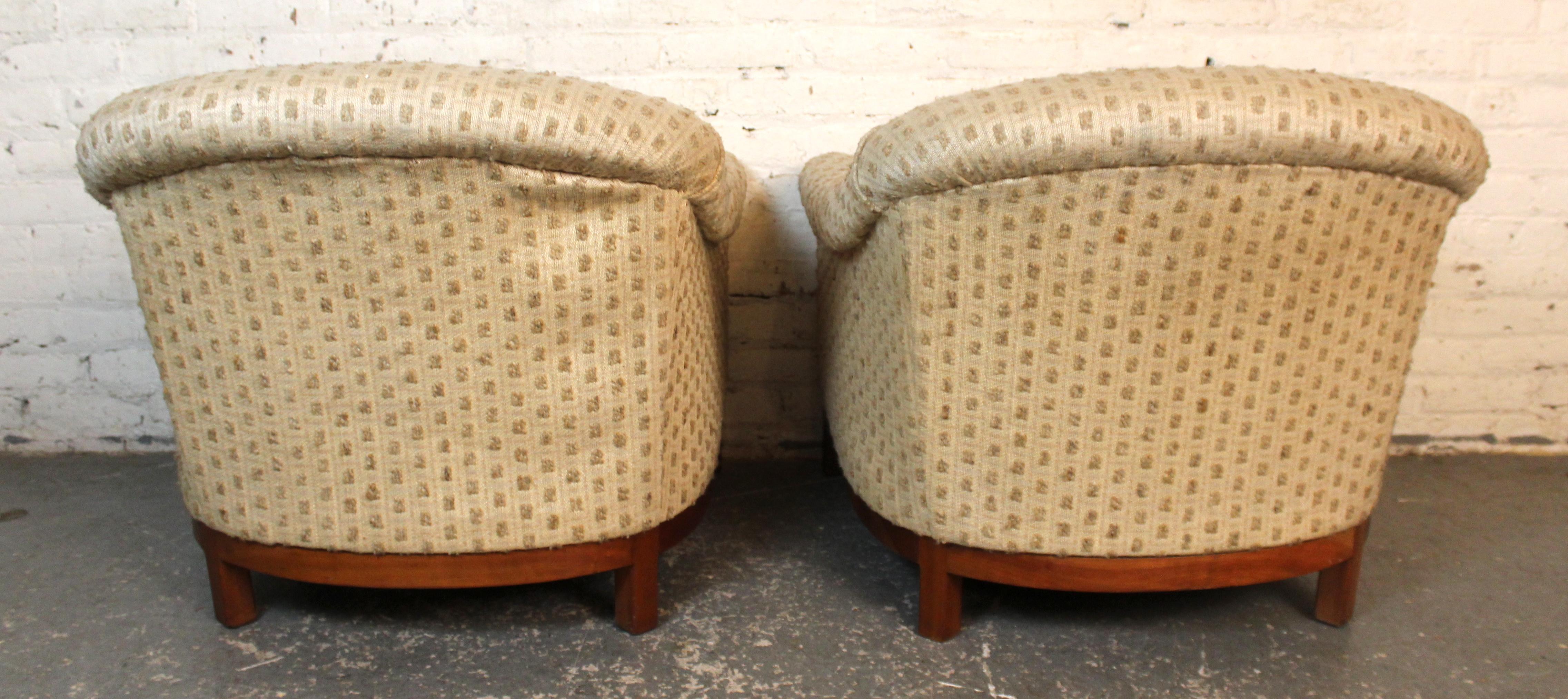 Paar Mid-Century Barrel Back Stühle im Zustand „Relativ gut“ im Angebot in Brooklyn, NY