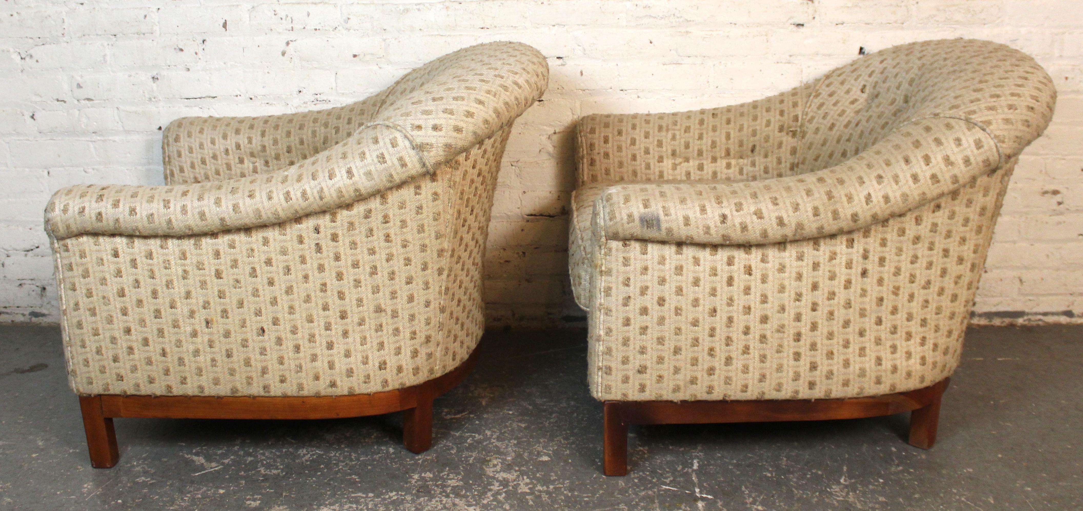 Paar Mid-Century Barrel Back Stühle (20. Jahrhundert) im Angebot