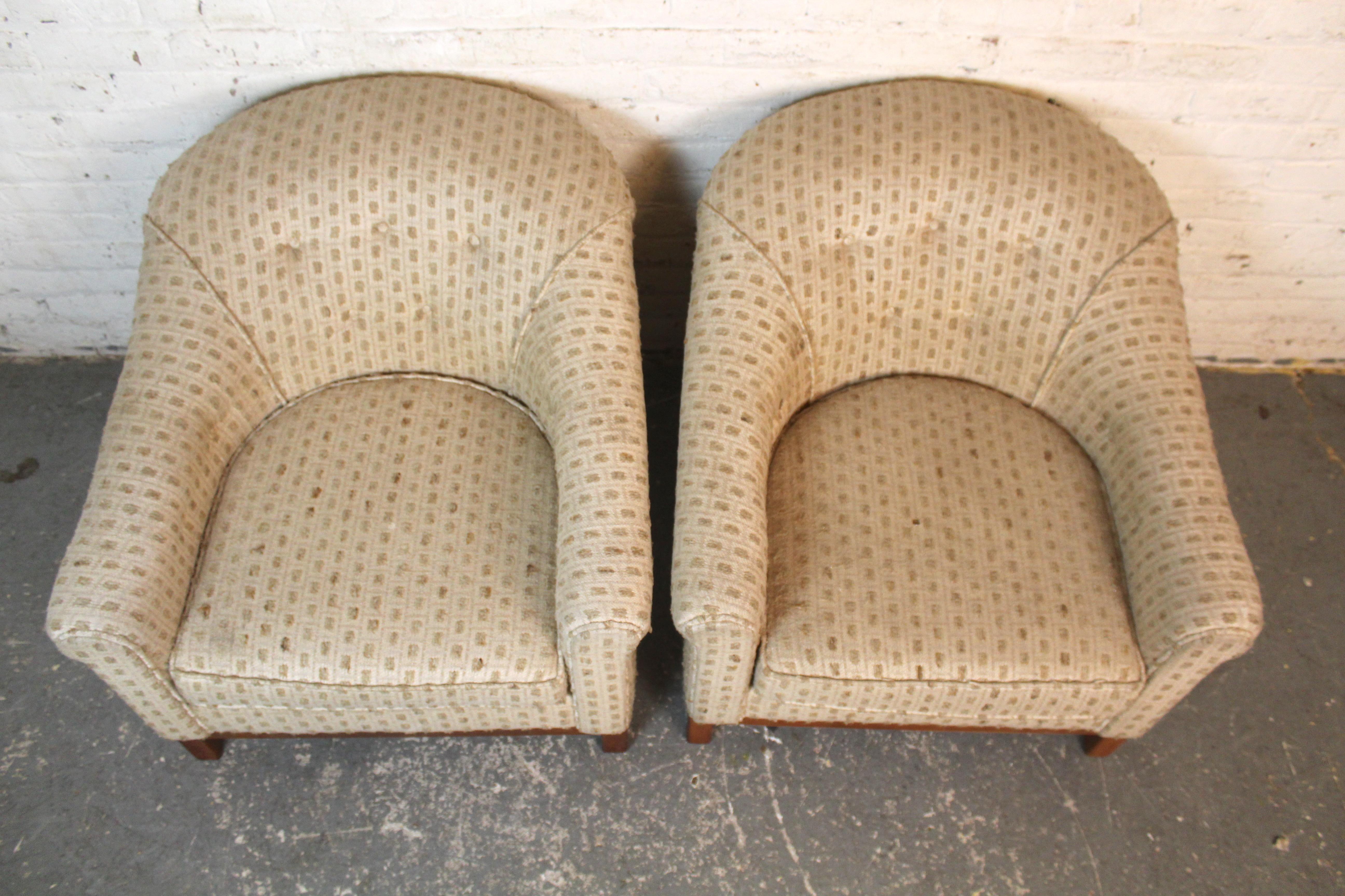 Paar Mid-Century Barrel Back Stühle (Stoff) im Angebot