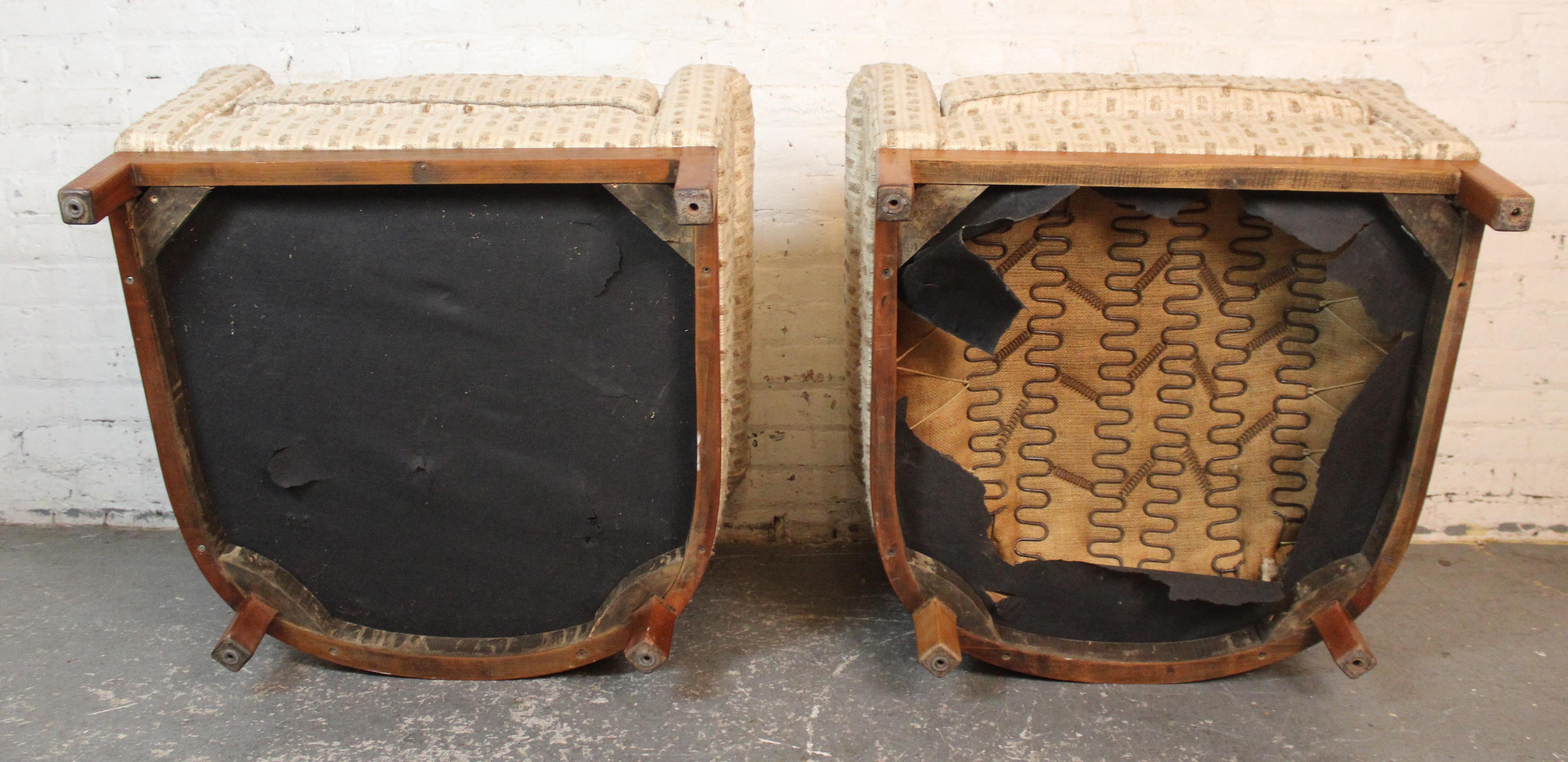 Paar Mid-Century Barrel Back Stühle im Angebot 3