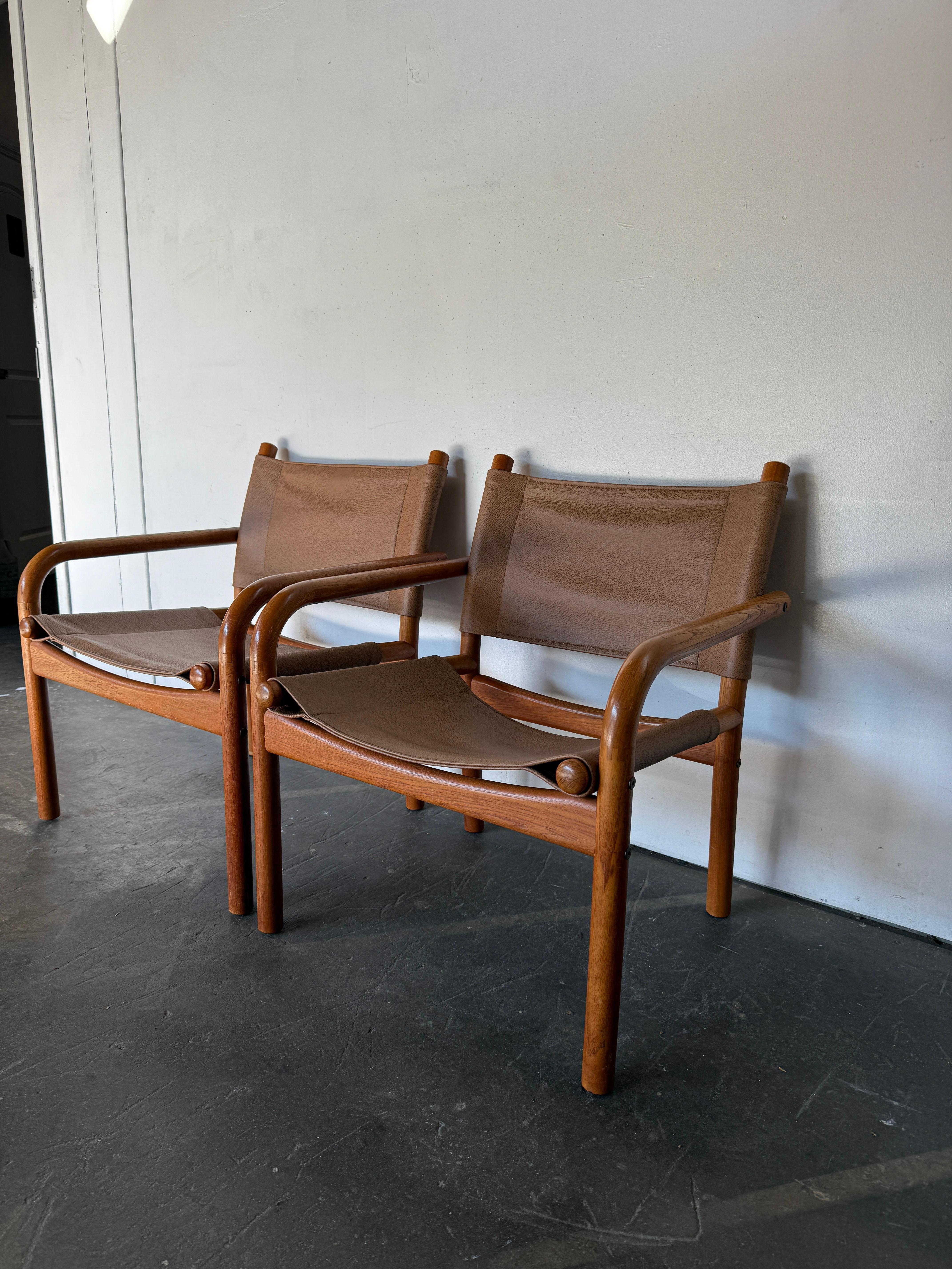 Coppia di Ben Af Schulten per Artek Bernstorffsminde 411P, sedie Safari in pelle e teak. Sedie safari finlandesi moderne in teak con supporti rotondi e braccioli sagomati e sedute e schienali in pelle marrone etichettate per Bernstorffsminde