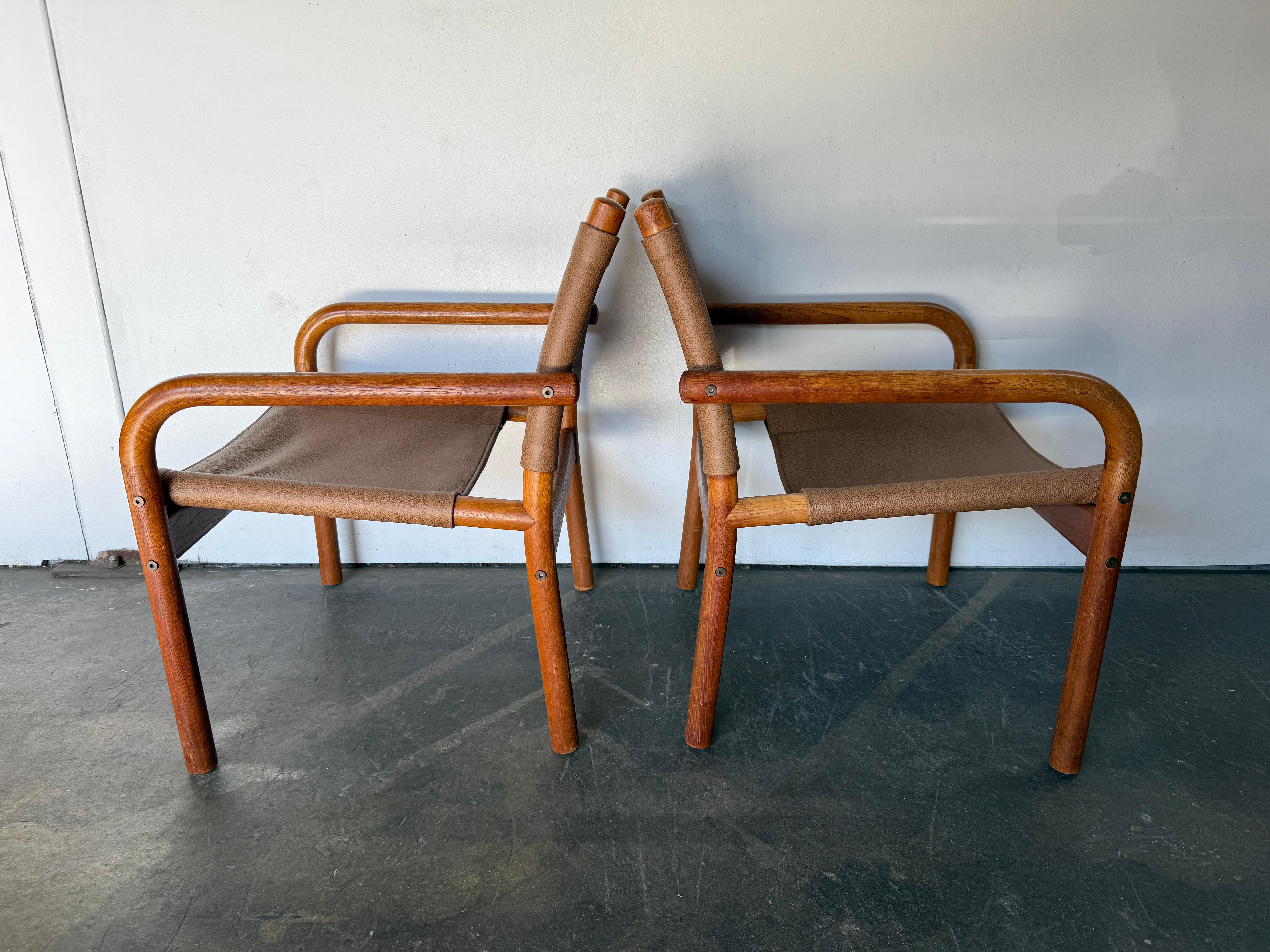 Coppia di Ben af Schulten per Artek 411P, sedie Safari in pelle e teak del metà del secolo. In condizioni buone in vendita a Brooklyn, NY