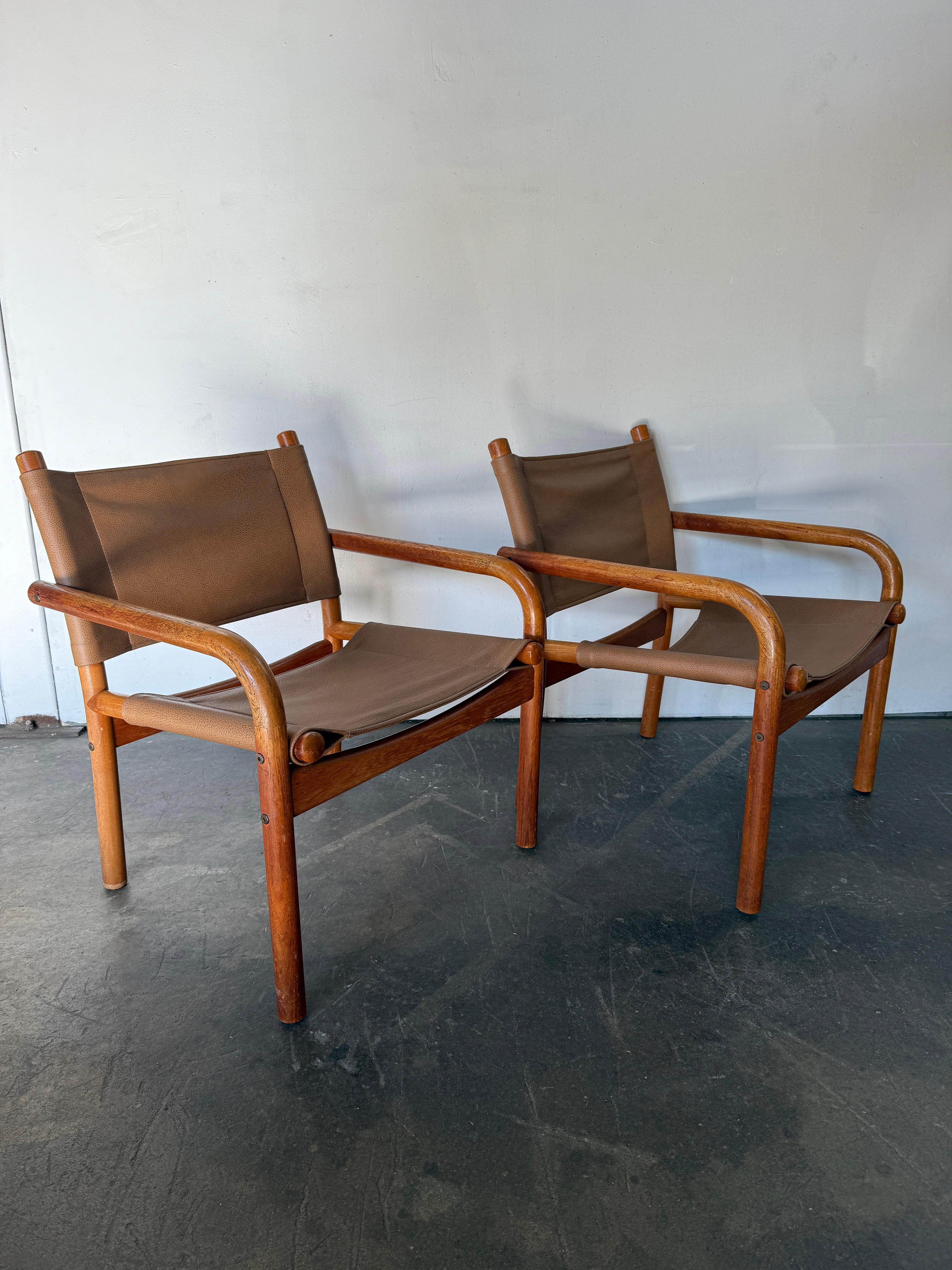 Metà XX secolo Coppia di Ben af Schulten per Artek 411P, sedie Safari in pelle e teak del metà del secolo. in vendita