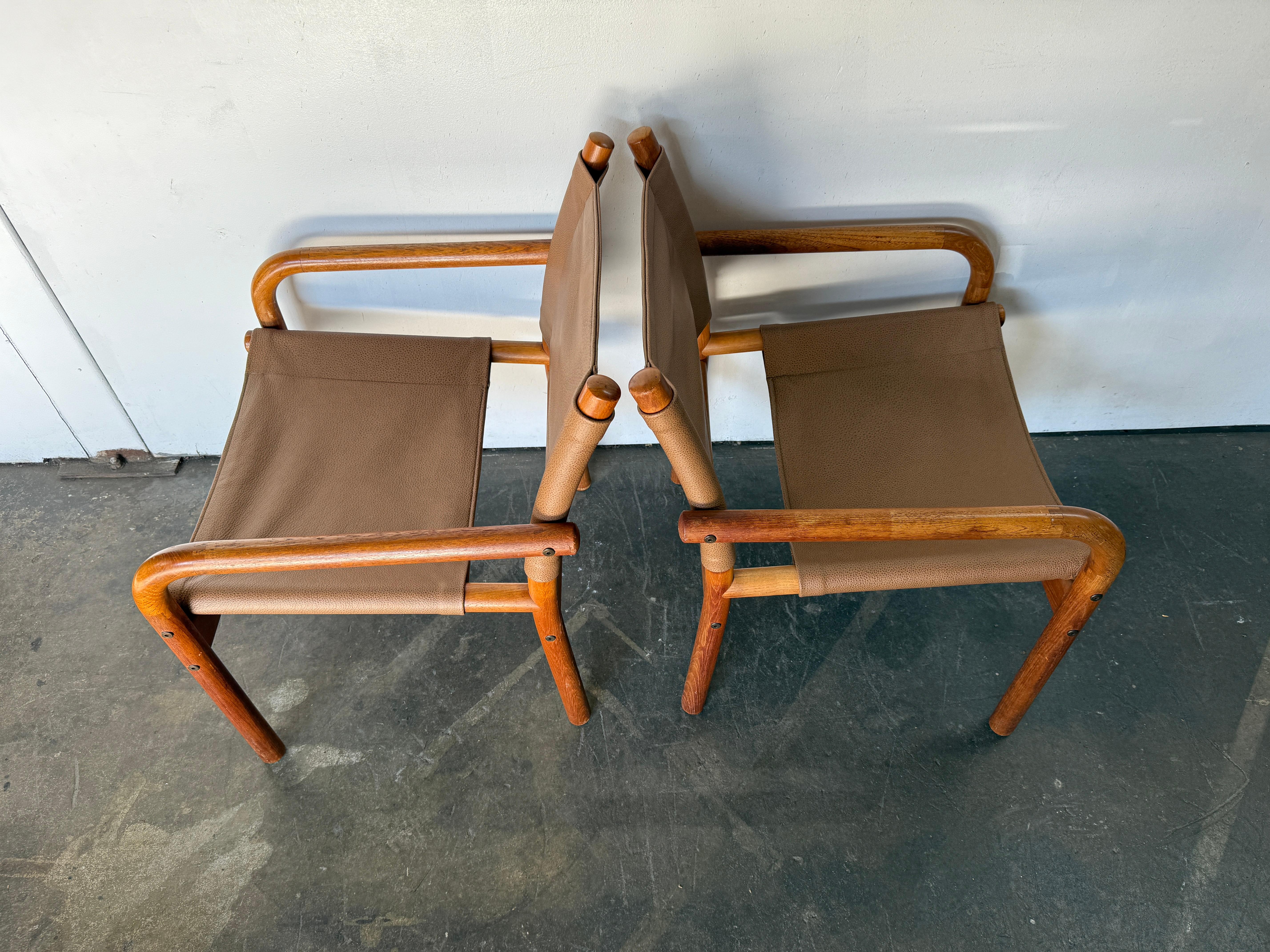 Pelle Coppia di Ben af Schulten per Artek 411P, sedie Safari in pelle e teak del metà del secolo. in vendita