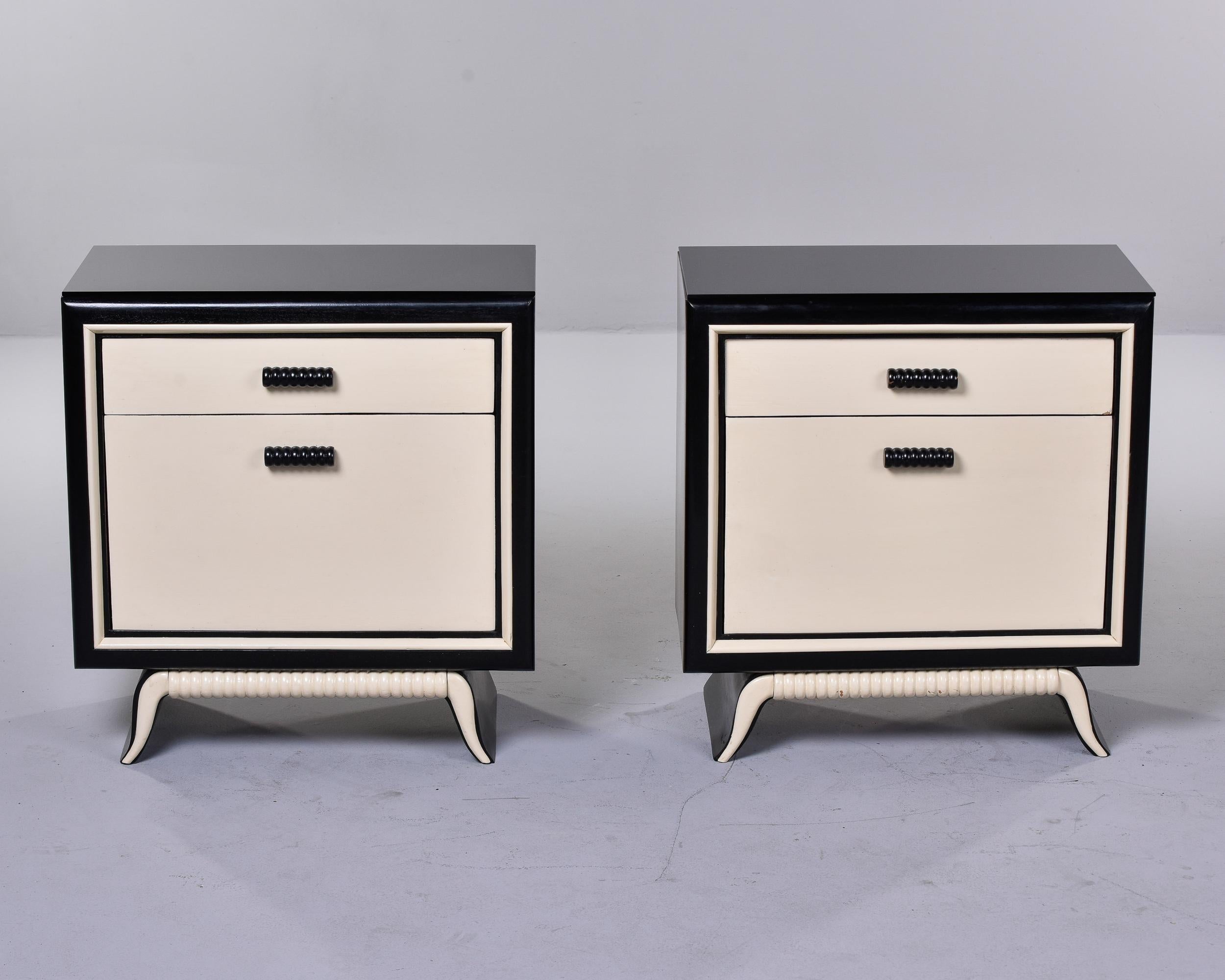 Mid-Century Modern Paire de tables de chevet italiennes noir et crème du milieu du siècle avec dessus en verre noir en vente