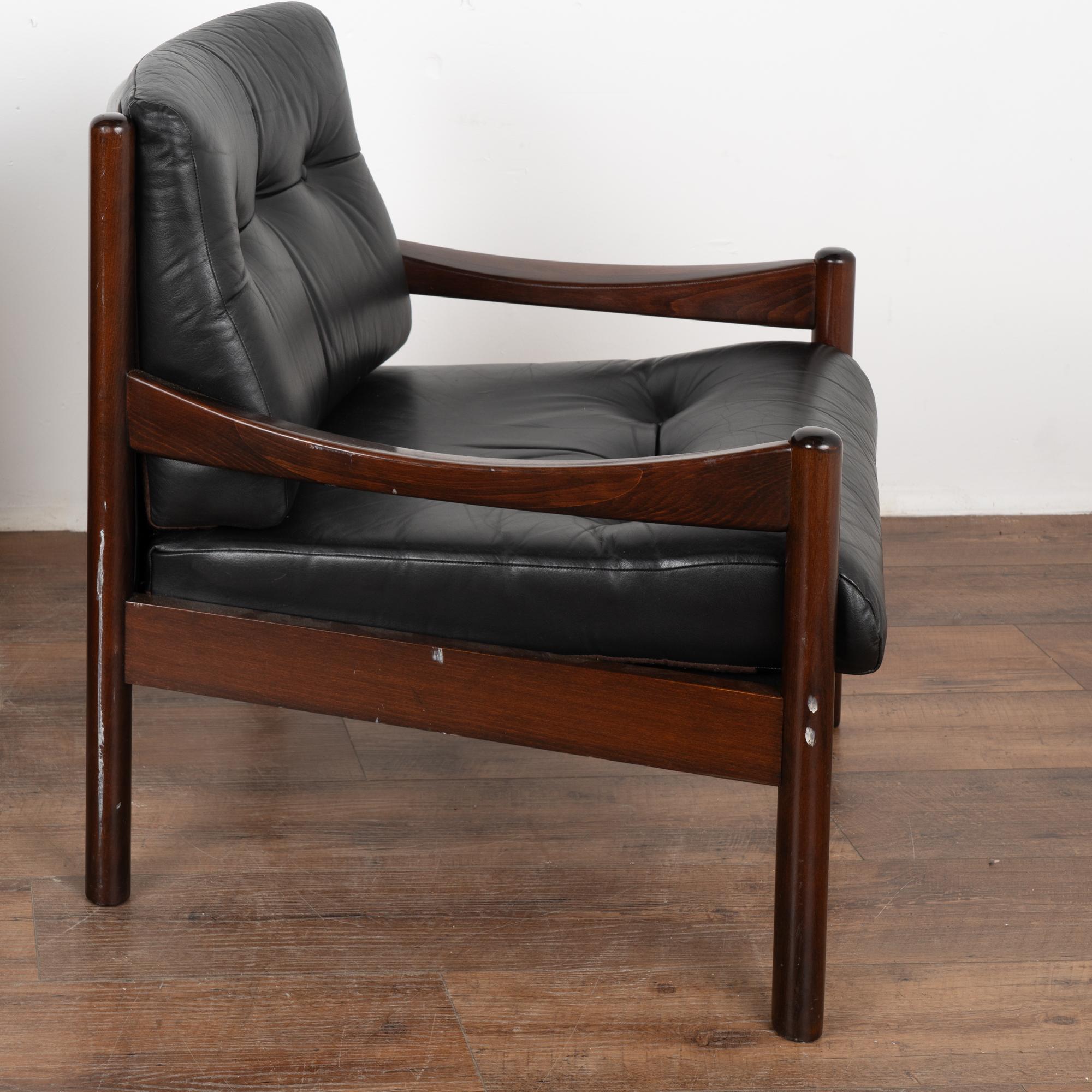 Danois Paire de fauteuils en cuir noir du milieu du siècle, Danemark vers 1960 en vente